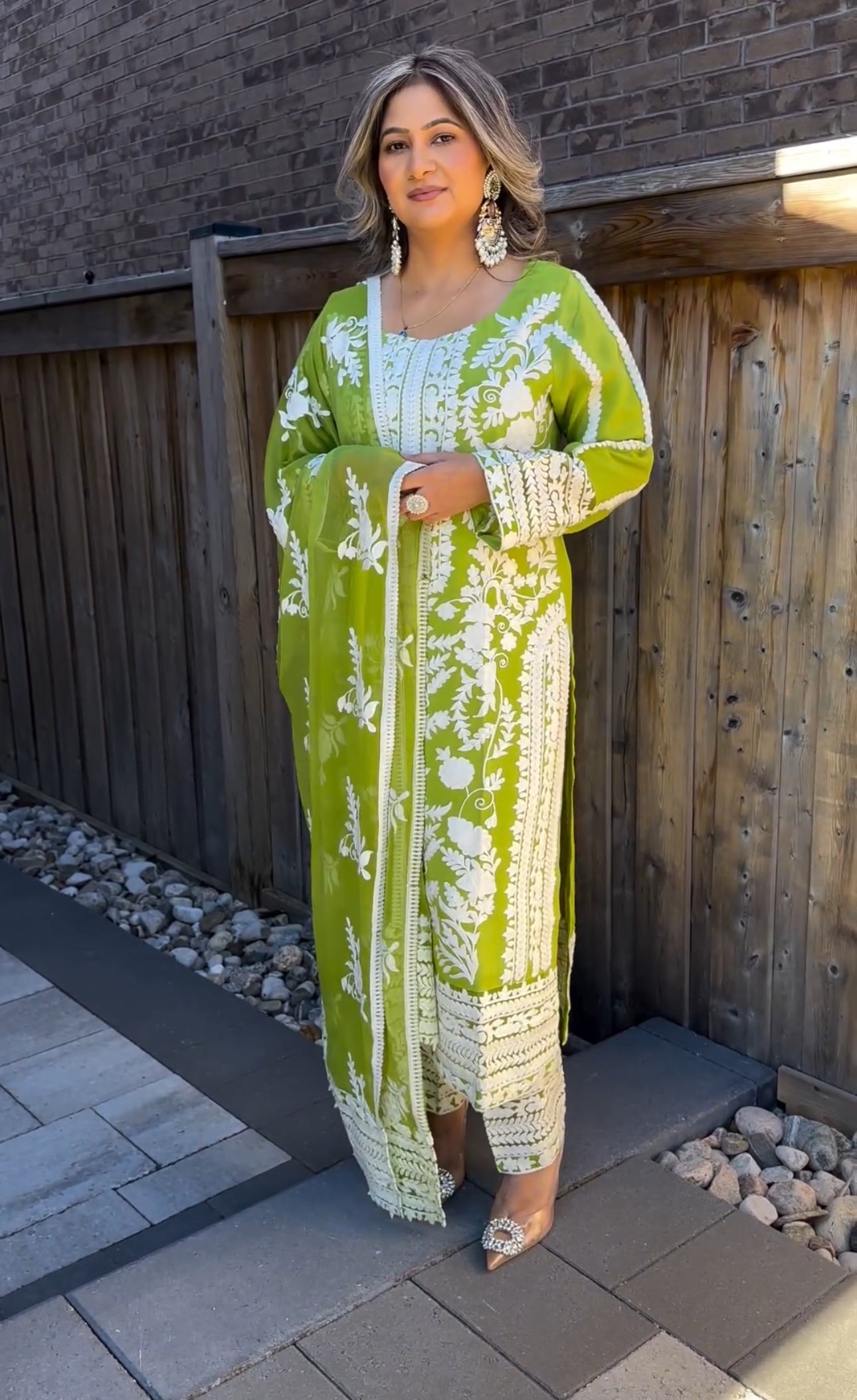 डिज़ाइनर पार्टी वियर टॉप-सररा और दुपट्टा कढ़ाई वर्क के साथ