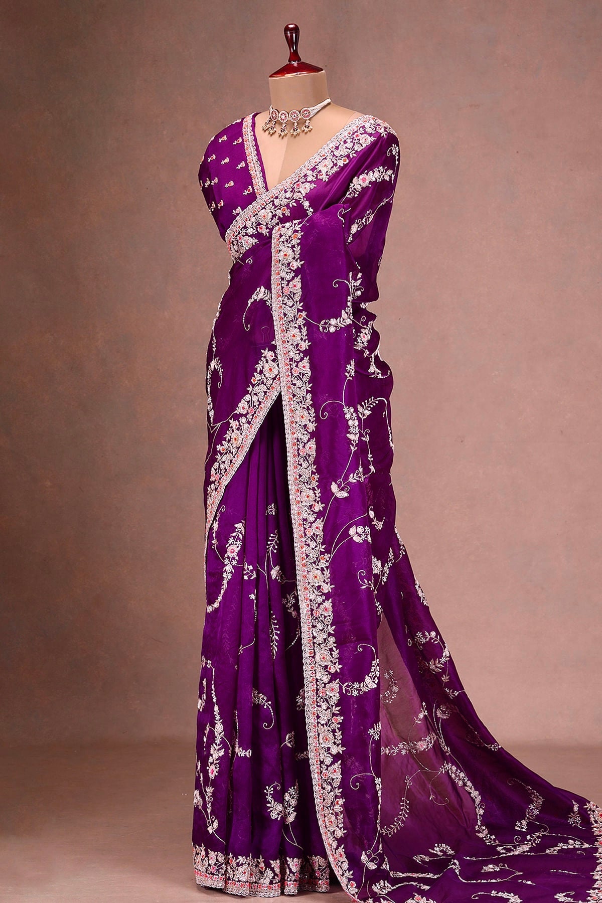 कढ़ाई और सेक्विन वर्क वाली पार्टी वियर साड़ी