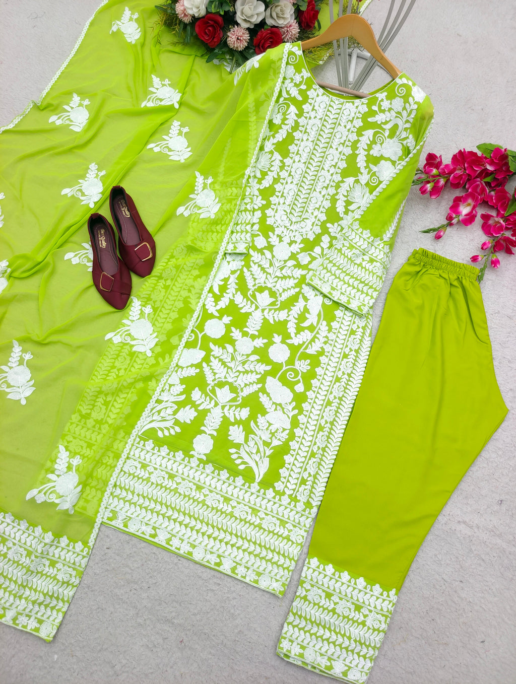 डिज़ाइनर पार्टी वियर टॉप-सररा और दुपट्टा कढ़ाई वर्क के साथ