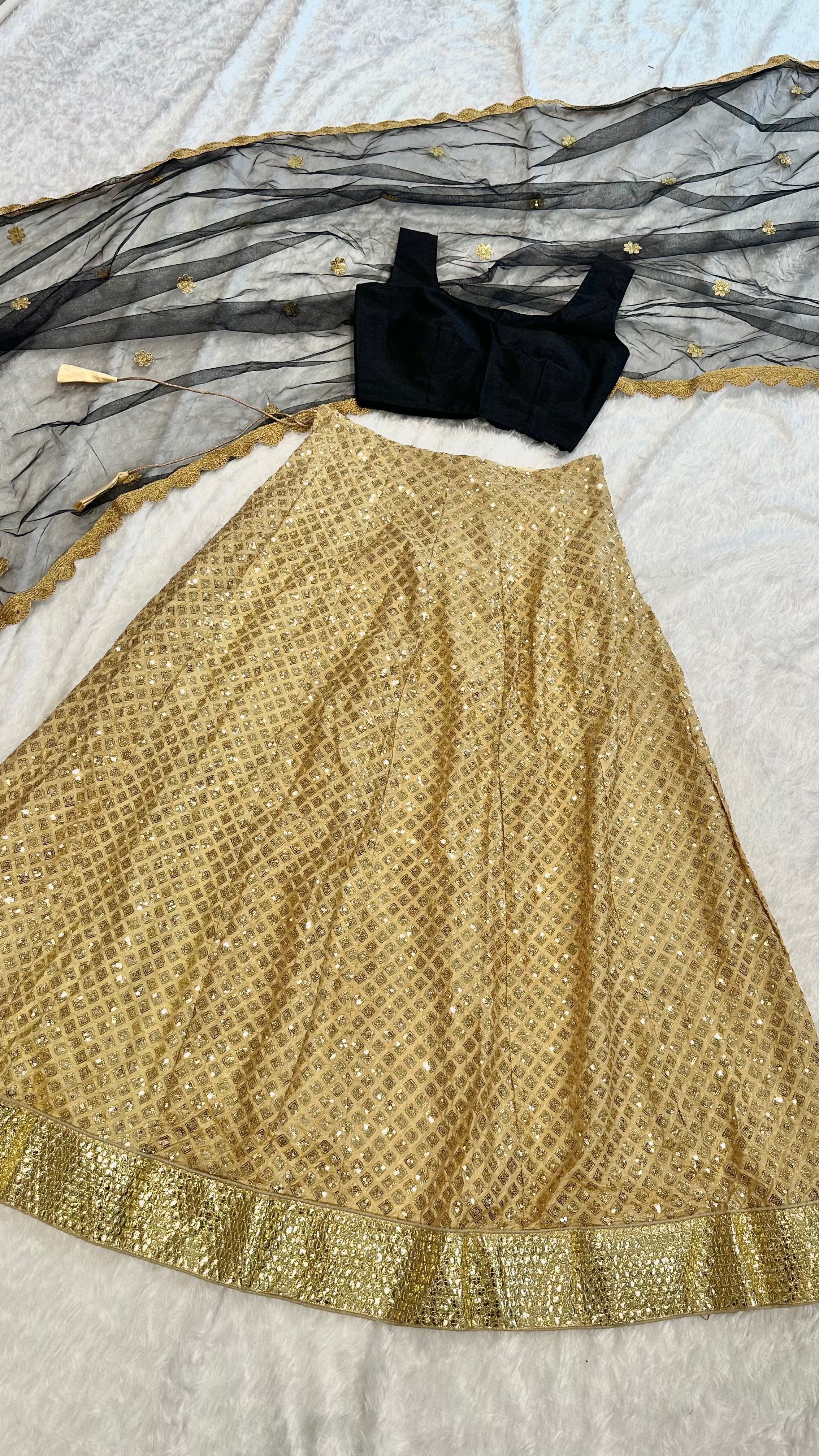 पार्टी वियर खूबसूरत लहंगा चोली फ़ॉइल बॉर्डर वर्क के साथ