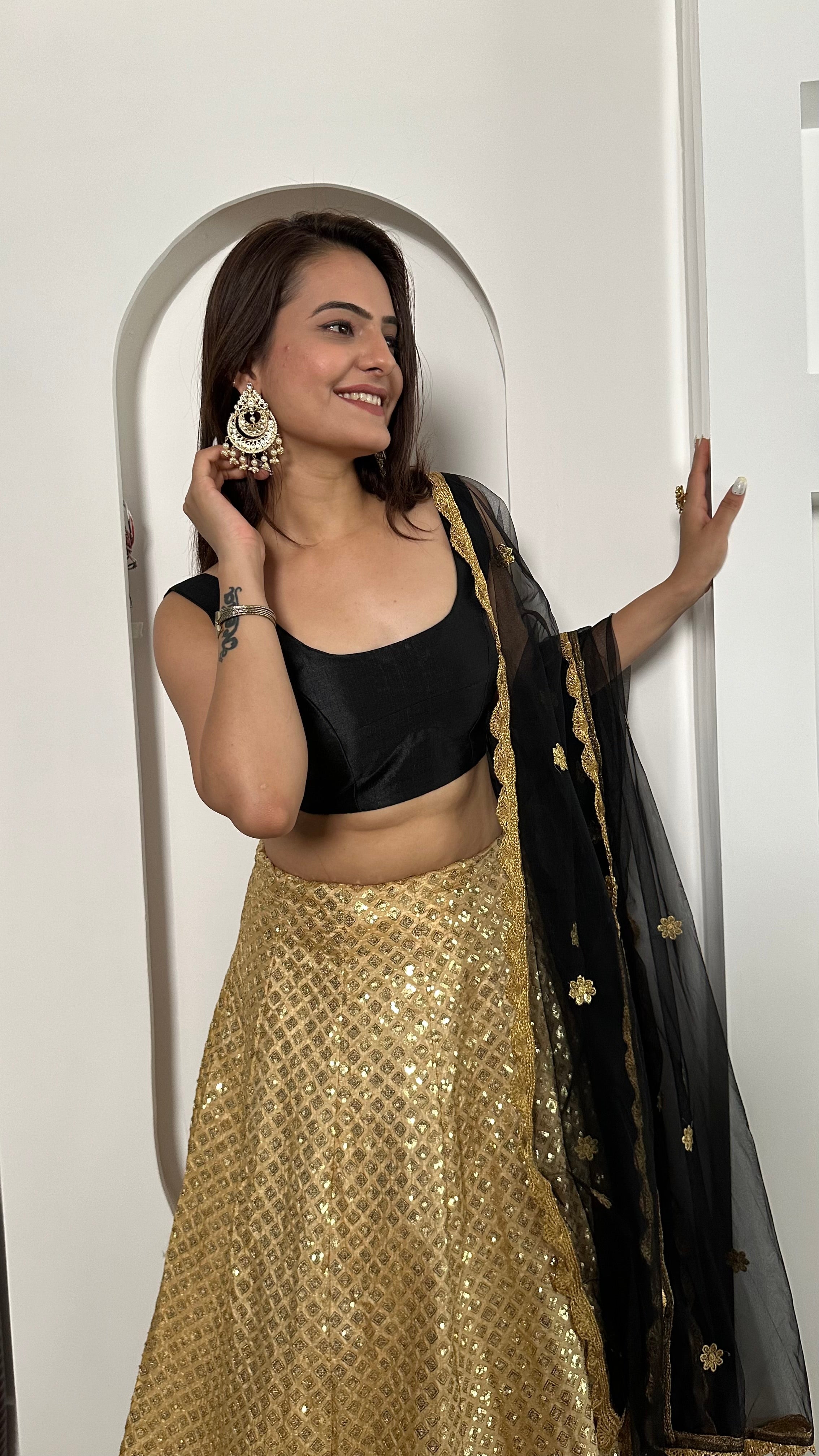 पार्टी वियर खूबसूरत लहंगा चोली फ़ॉइल बॉर्डर वर्क के साथ