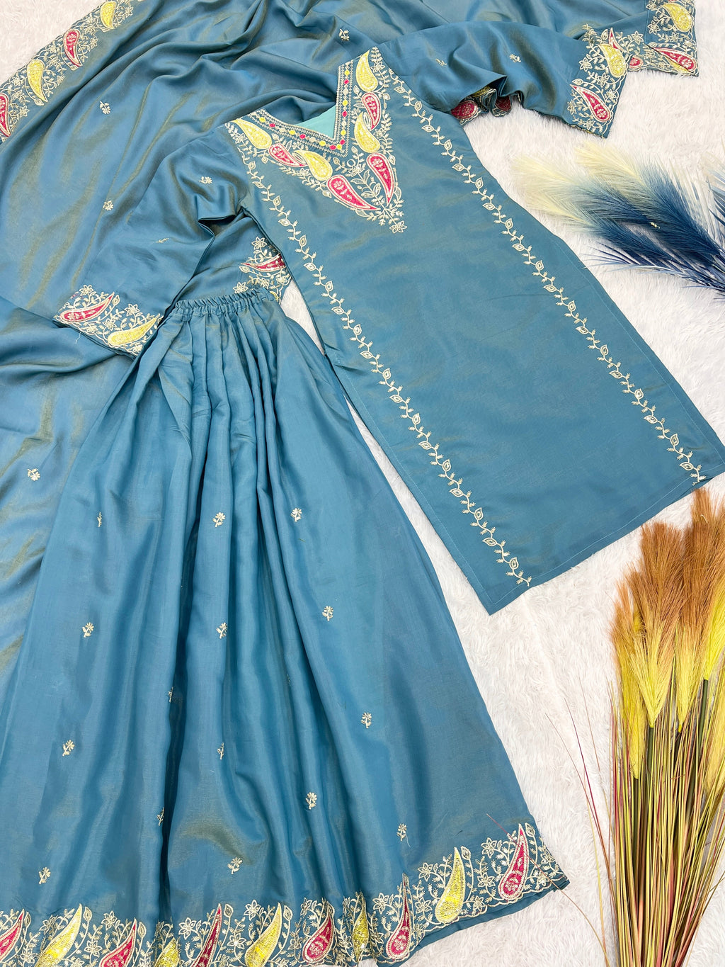 पार्टी वियर खूबसूरत टॉप-बॉटम और दुपट्टा