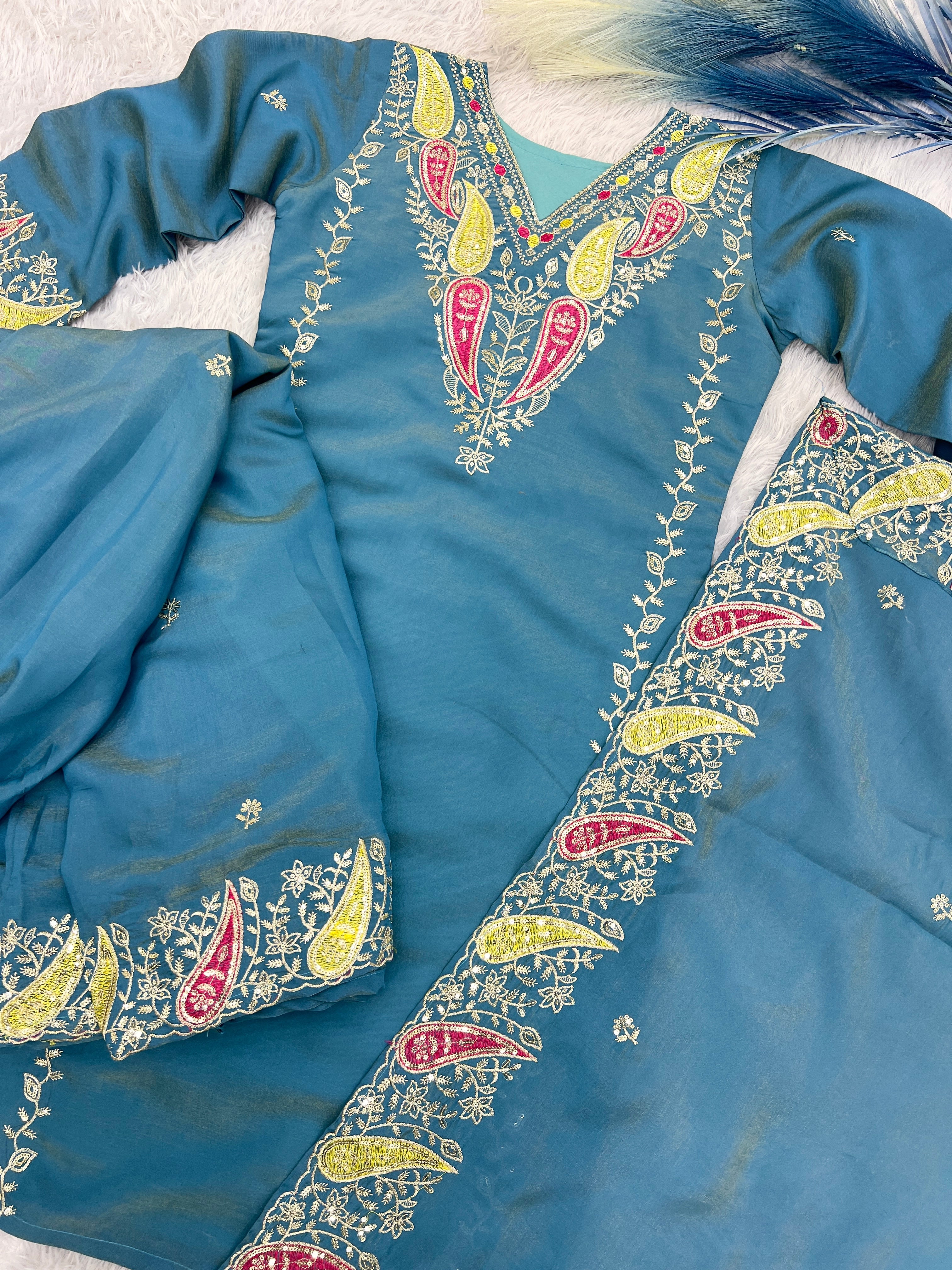 पार्टी वियर खूबसूरत टॉप-बॉटम और दुपट्टा