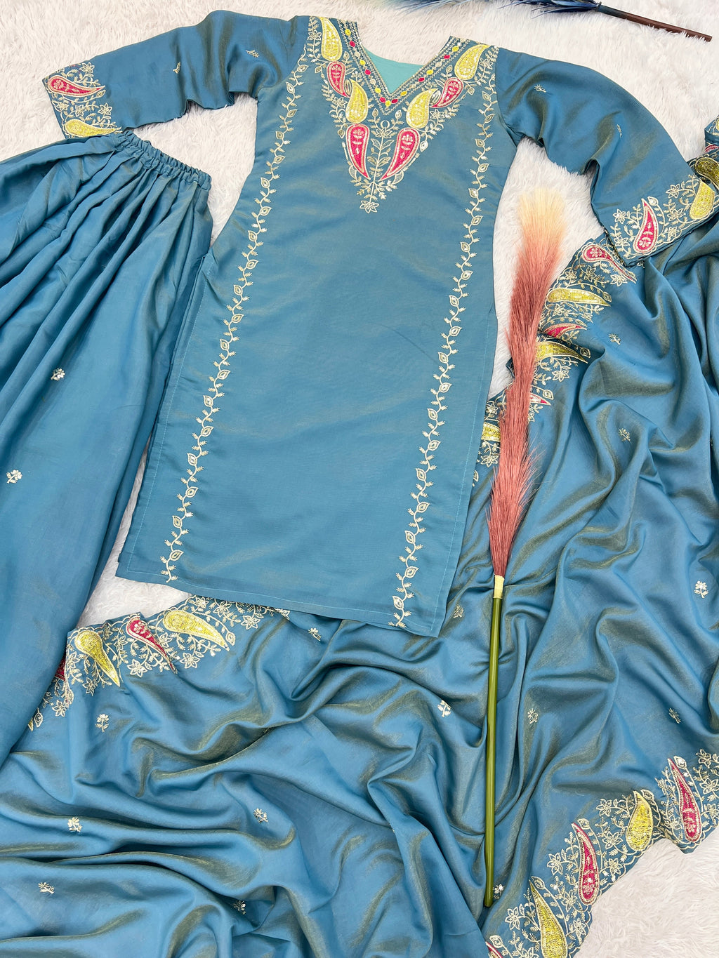 पार्टी वियर खूबसूरत टॉप-बॉटम और दुपट्टा