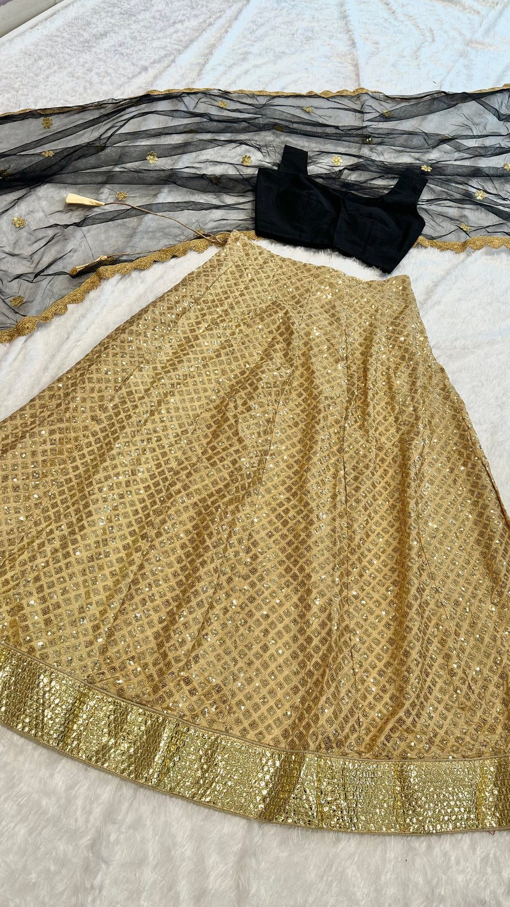 पार्टी वियर खूबसूरत लहंगा चोली फ़ॉइल बॉर्डर वर्क के साथ