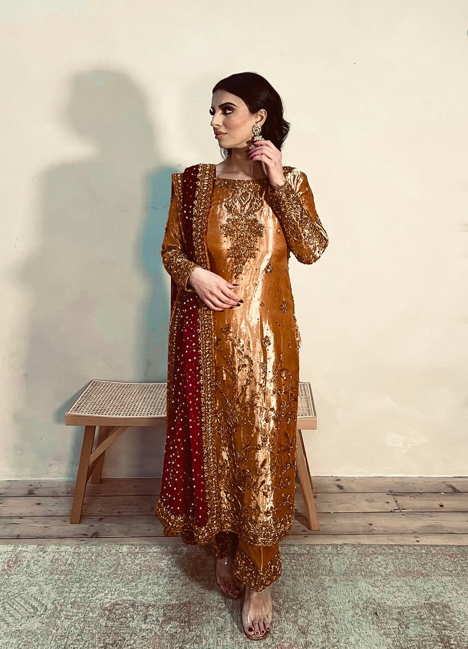 पार्टी वियर डिज़ाइनर टॉप-पेंट और दुपट्टा मोती वर्क के साथ