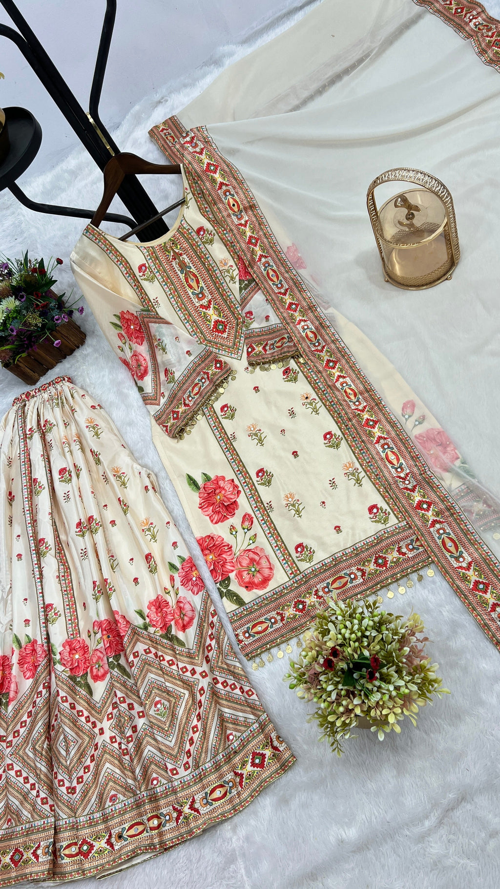 टॉप-शरारा और दुपट्टा, लटकन लेस के साथ डिजिटल प्रिंट के साथ