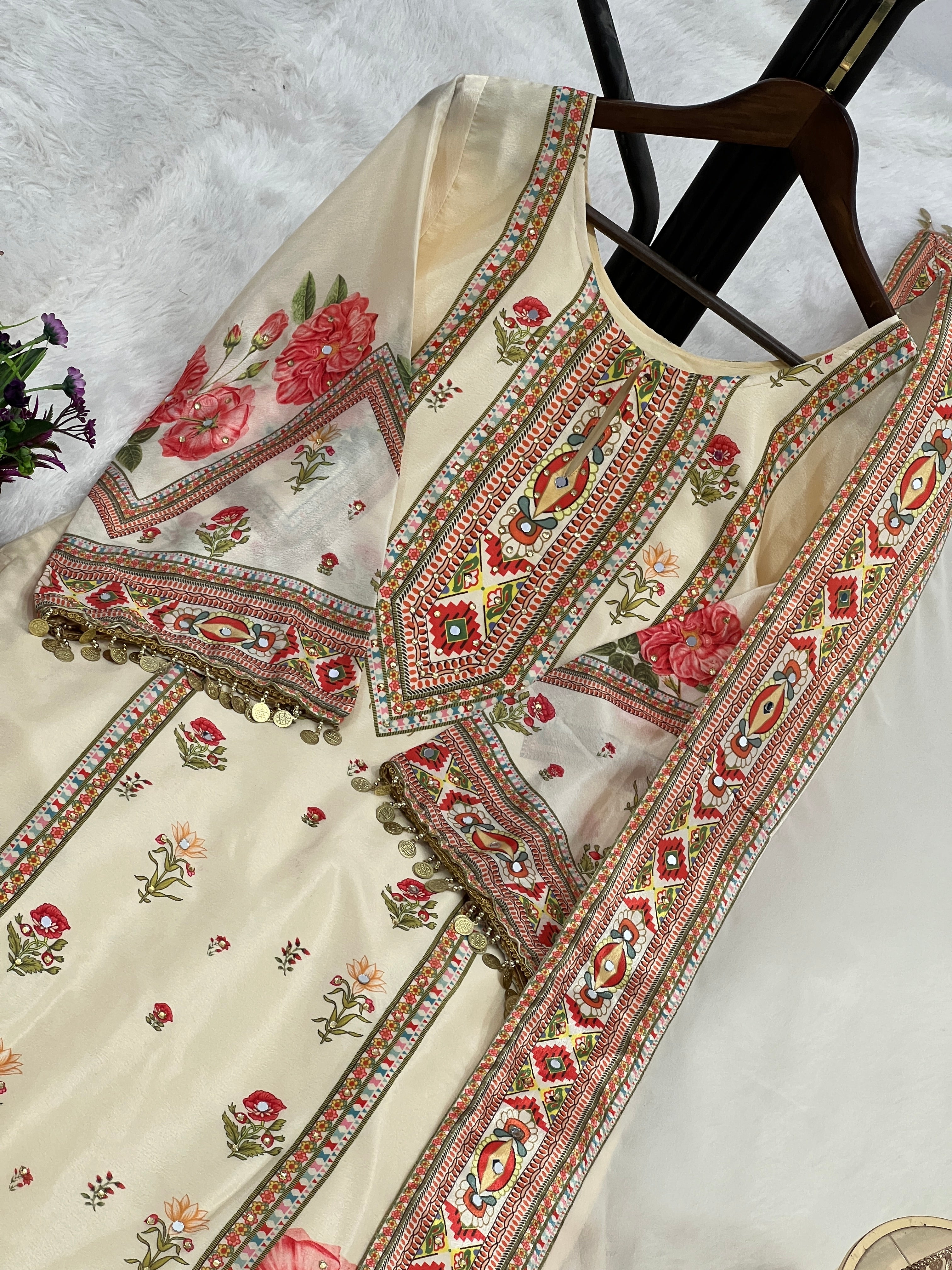 टॉप-शरारा और दुपट्टा, लटकन लेस के साथ डिजिटल प्रिंट के साथ