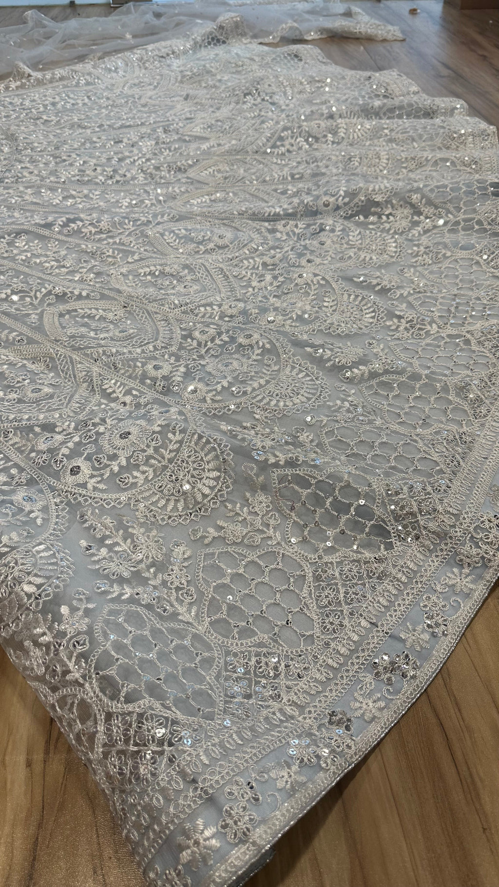 पार्टी वियर डिज़ाइनर लहंगा चोली सीक्वेंस और थ्रेड वर्क के साथ