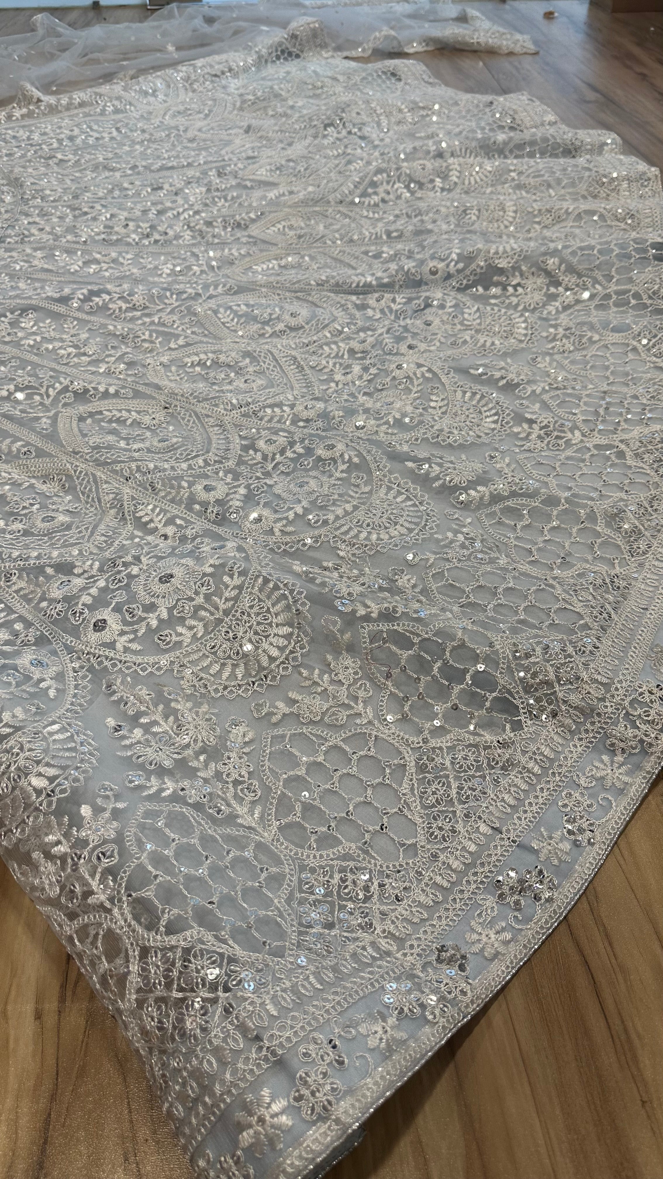 पार्टी वियर डिज़ाइनर लहंगा चोली सीक्वेंस और थ्रेड वर्क के साथ