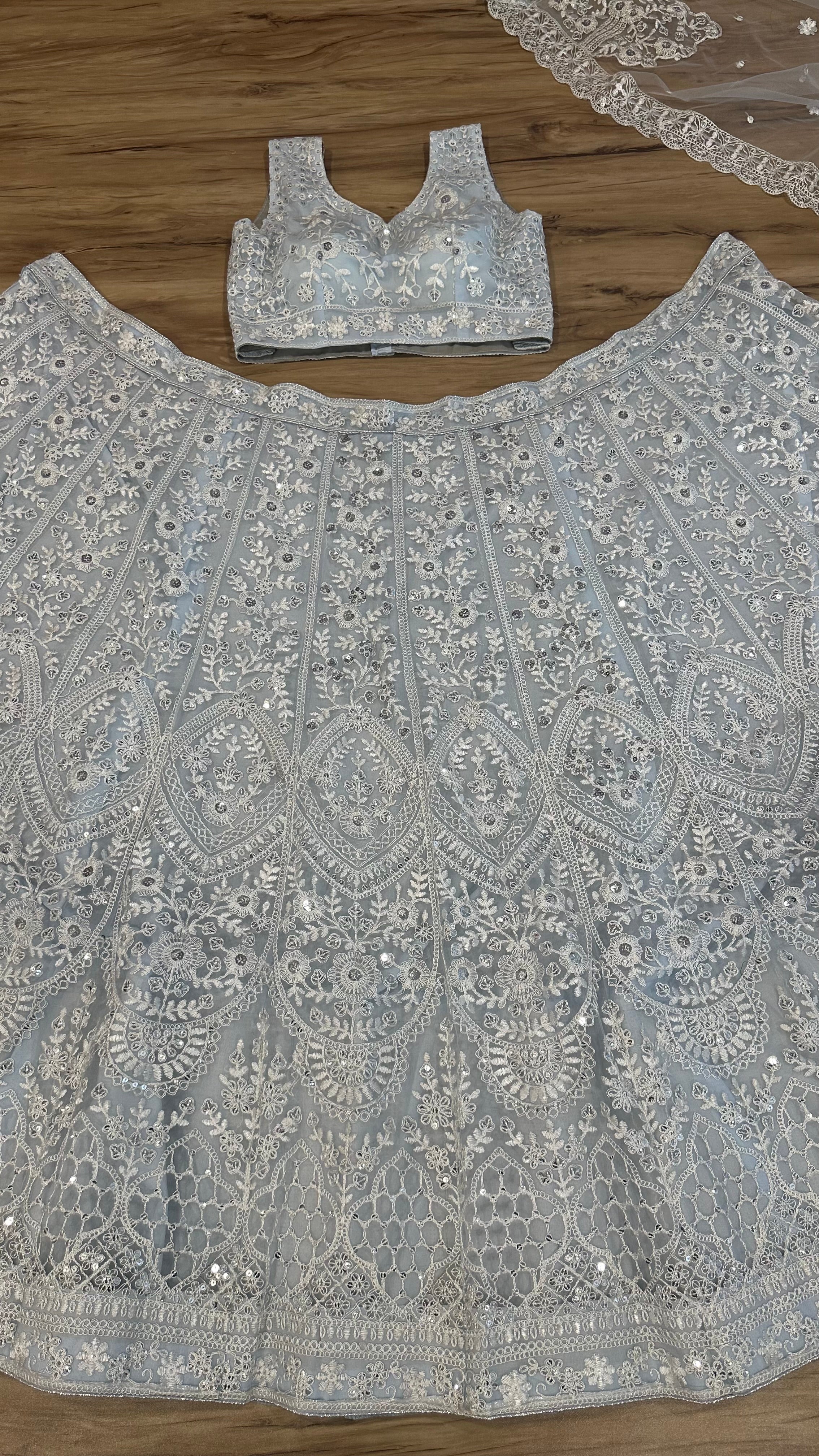 पार्टी वियर डिज़ाइनर लहंगा चोली सीक्वेंस और थ्रेड वर्क के साथ