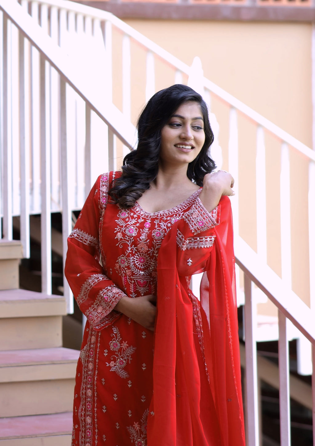 पार्टी वियर कुर्ती प्लाज़ो बॉर्डर पर कढ़ाई वर्क लेस के साथ