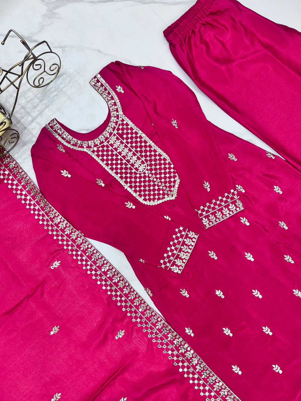 लेस वर्क के साथ डिज़ाइनर पार्टी वियर टॉप पेंट और दुपट्टा