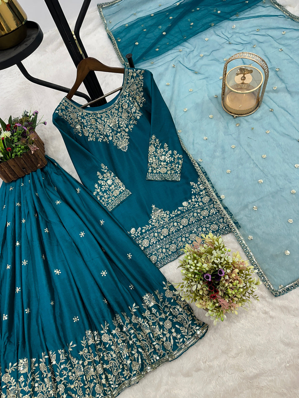 कढ़ाई और सेक्विन वर्क के साथ पार्टी वियर टॉप-लहंगा और दुपट्टा