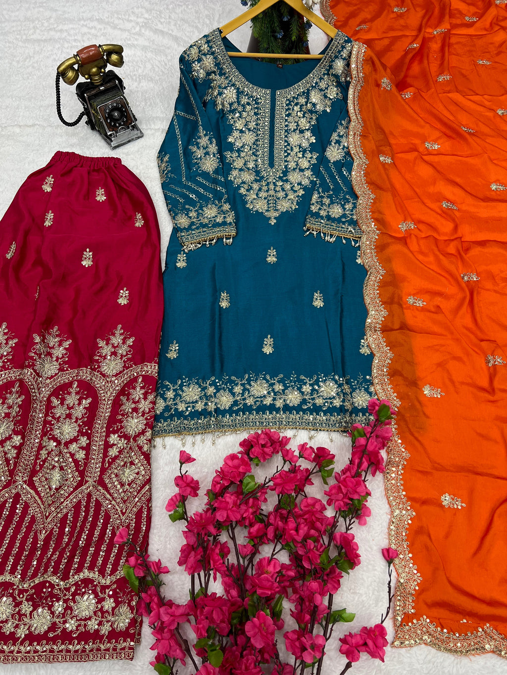 मल्टी नीडल एम्ब्रॉयडरी वर्क के साथ पार्टी वियर डिज़ाइनर सूट सेट