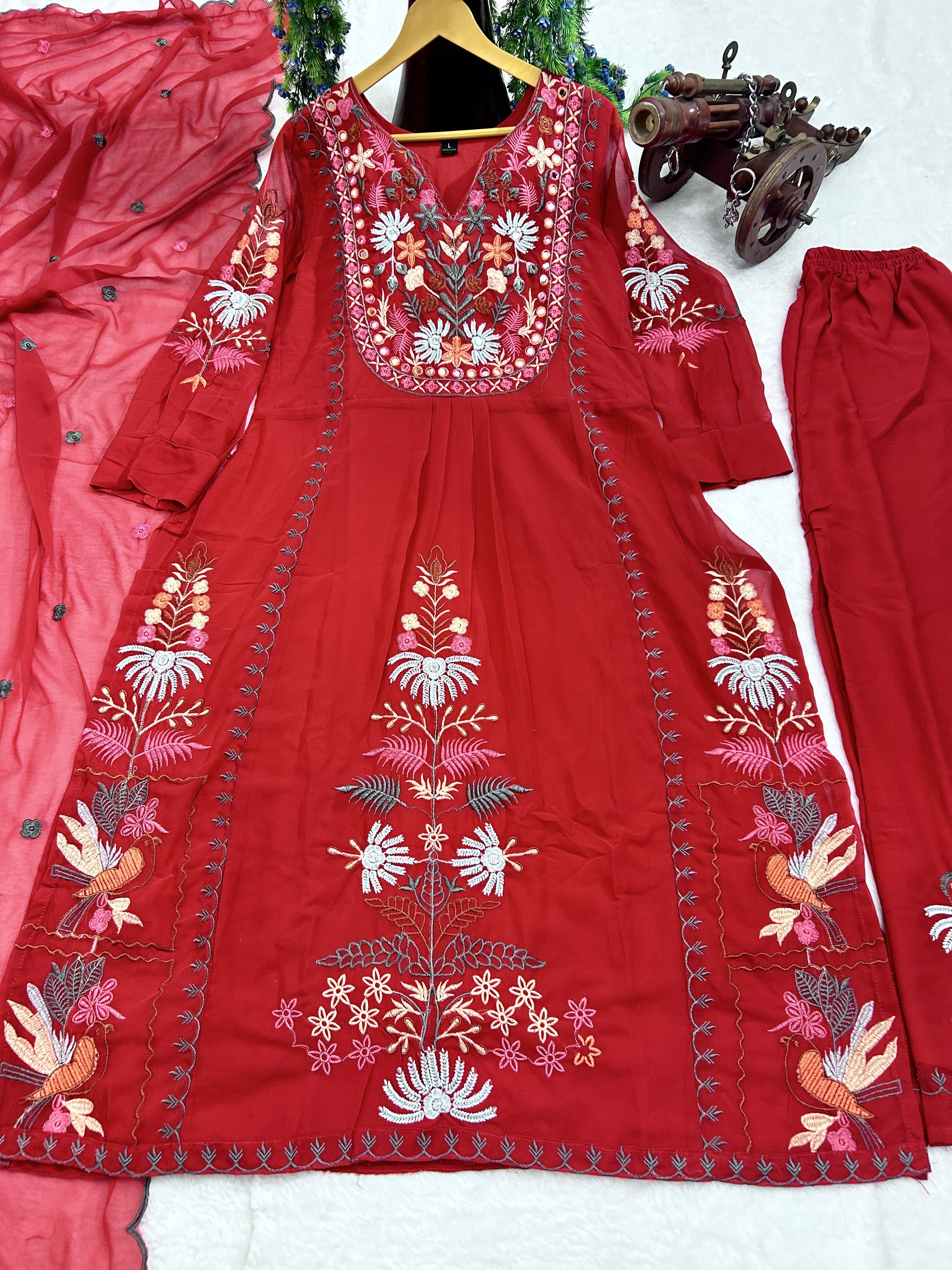 पार्टी में पहनने के लिए सुंदर टॉप और बॉटम दुपट्टे के साथ