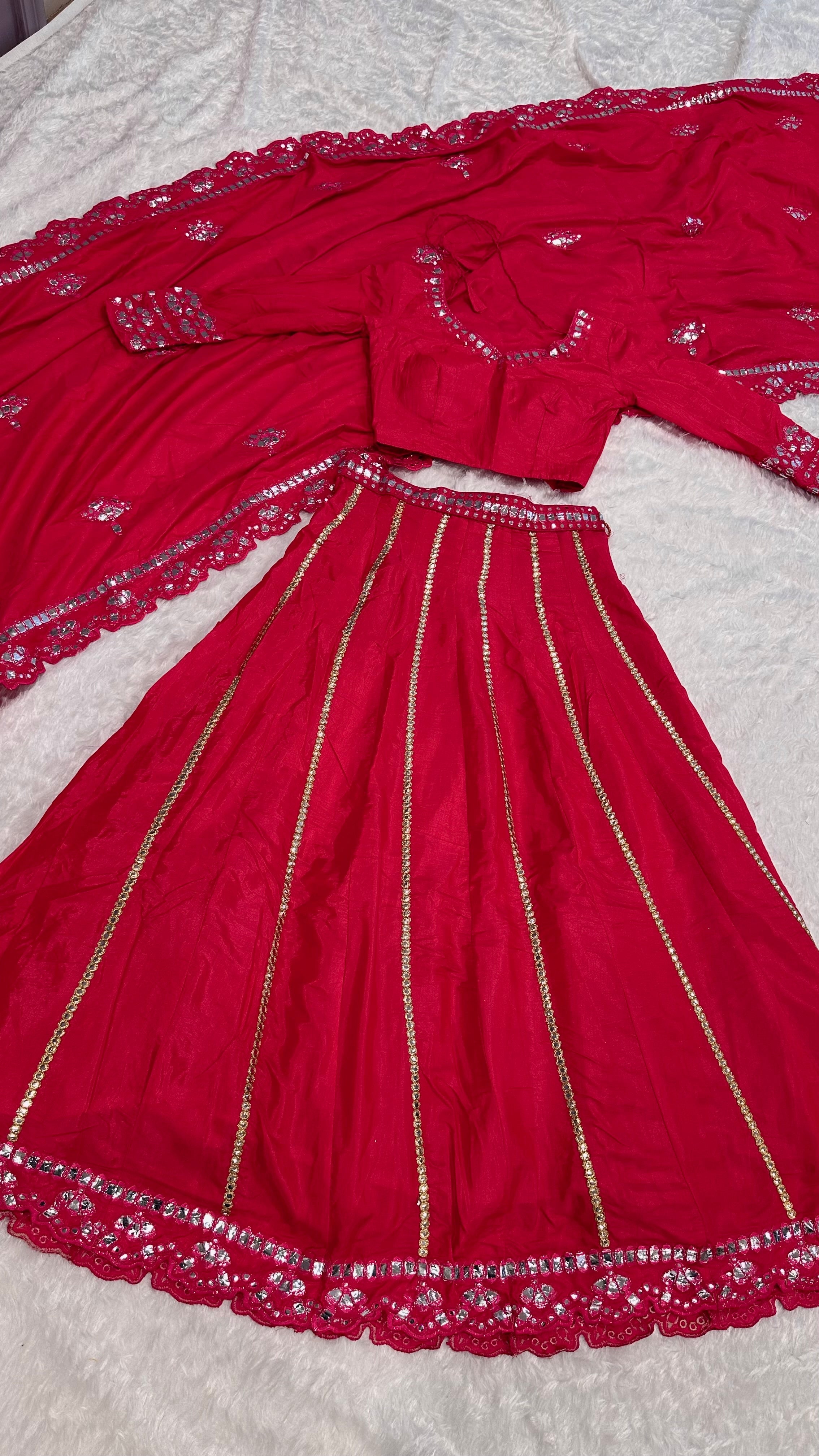 फ़ॉइल पेपर वर्क के साथ डिज़ाइनर पार्टी वियर लहंगा चोली