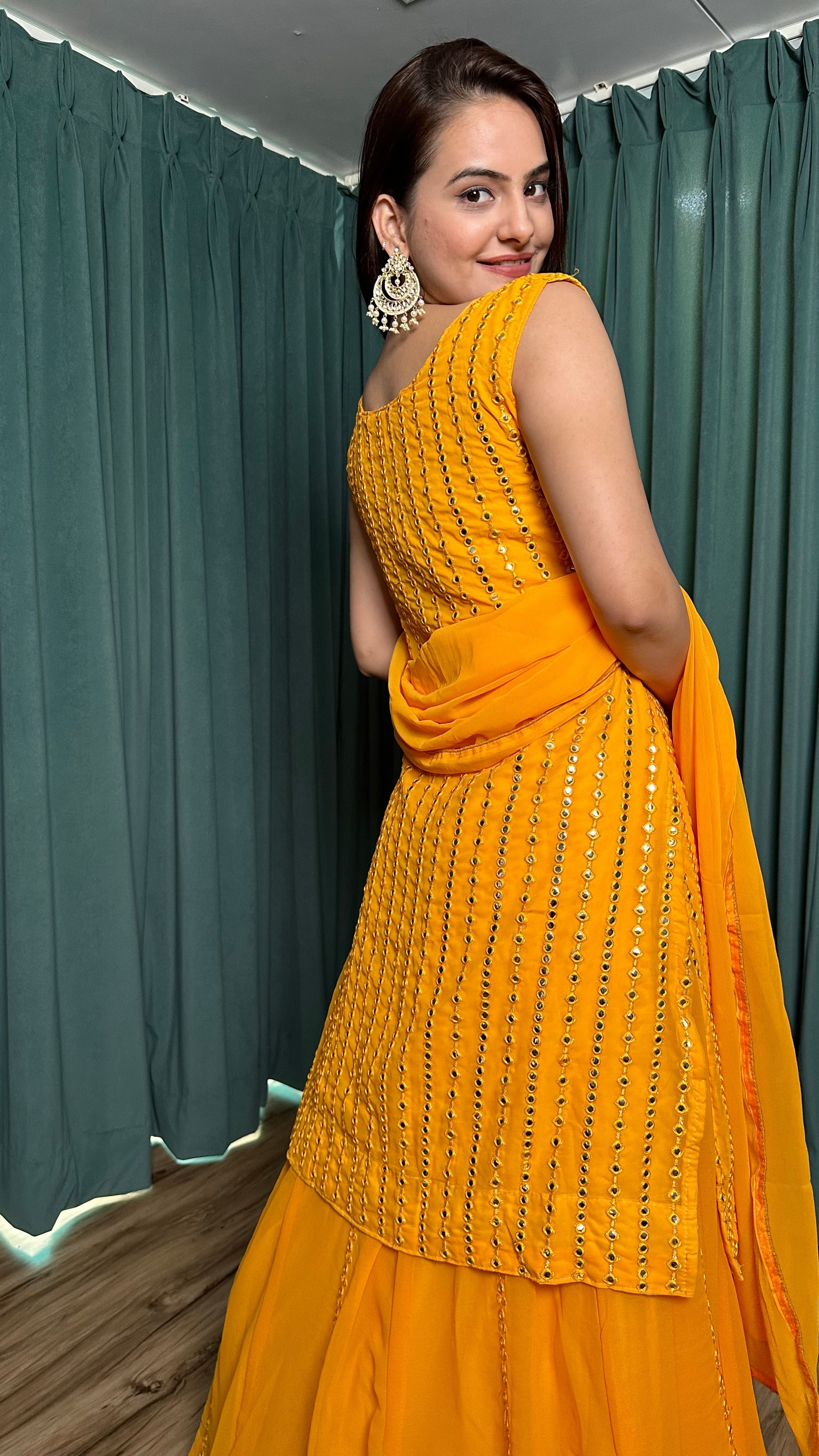 पेपर मिरर वर्क के साथ डिज़ाइनर पार्टी वियर टॉप बॉटम और दुपट्टा