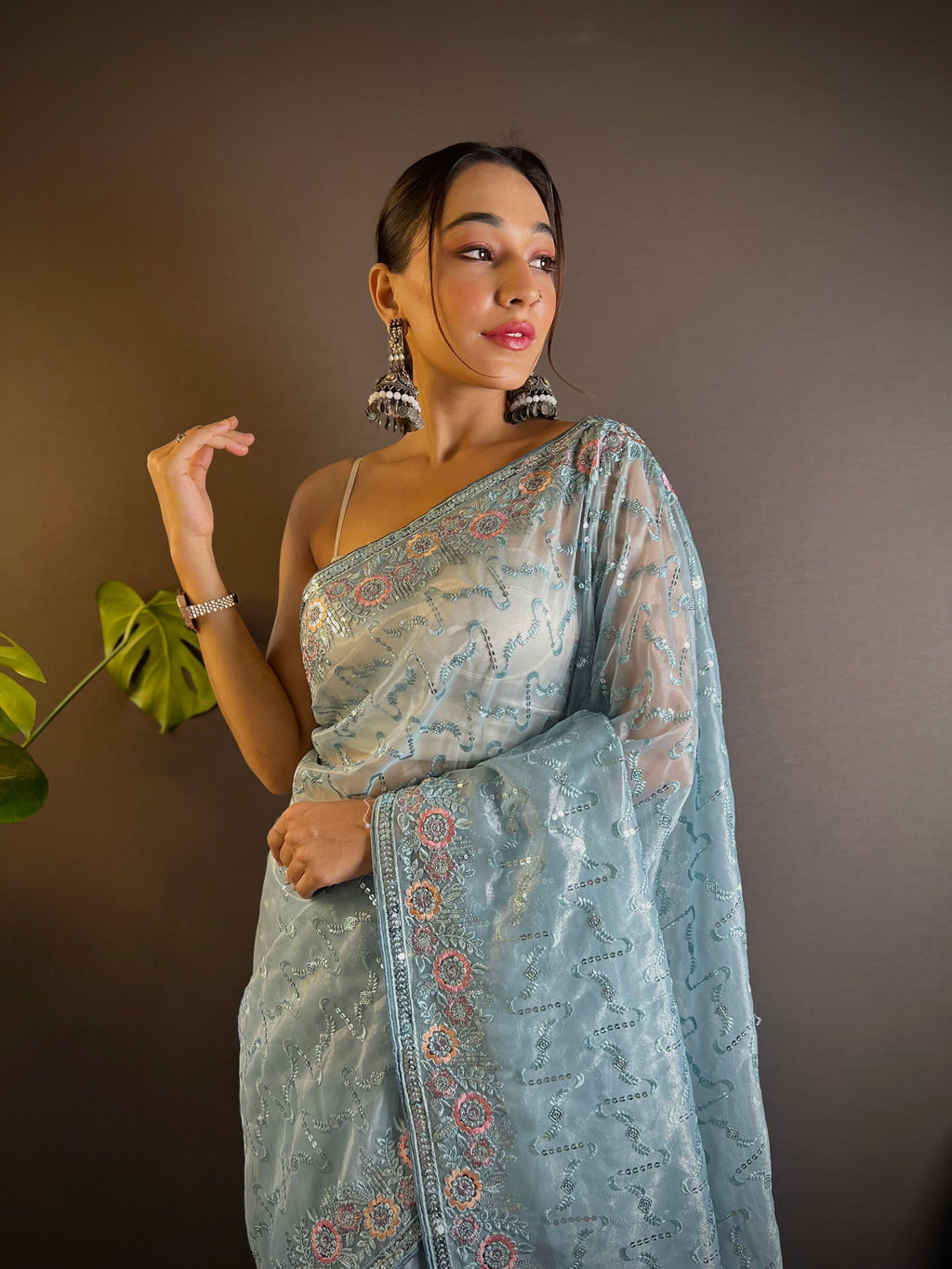 कढ़ाई, सेक्विन और धागे के काम के साथ पार्टी वियर डिज़ाइनर साड़ी