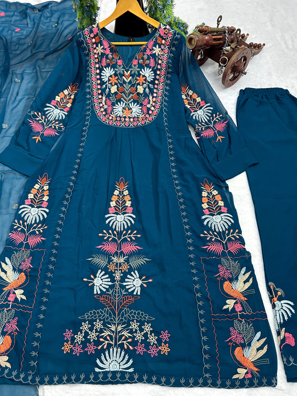 पार्टी में पहनने के लिए सुंदर टॉप और बॉटम दुपट्टे के साथ