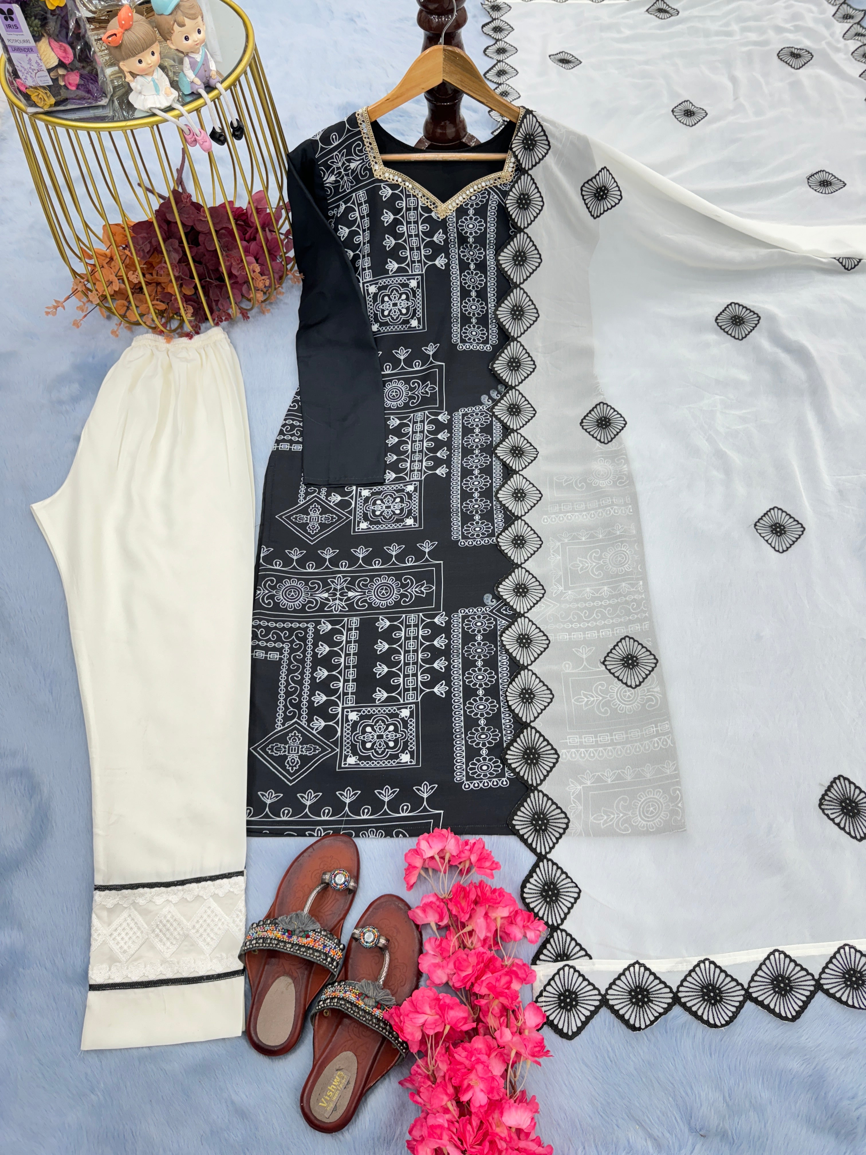 पार्टी वियर लुक खूबसूरत टॉप बॉटम और दुपट्टा सेट