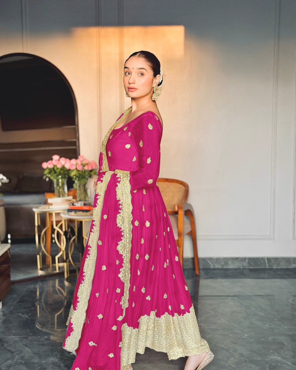 डिज़ाइनर पार्टी वियर गाउन - कढ़ाई सीक्वेंस वर्क के साथ पेंट और दुपट्टा