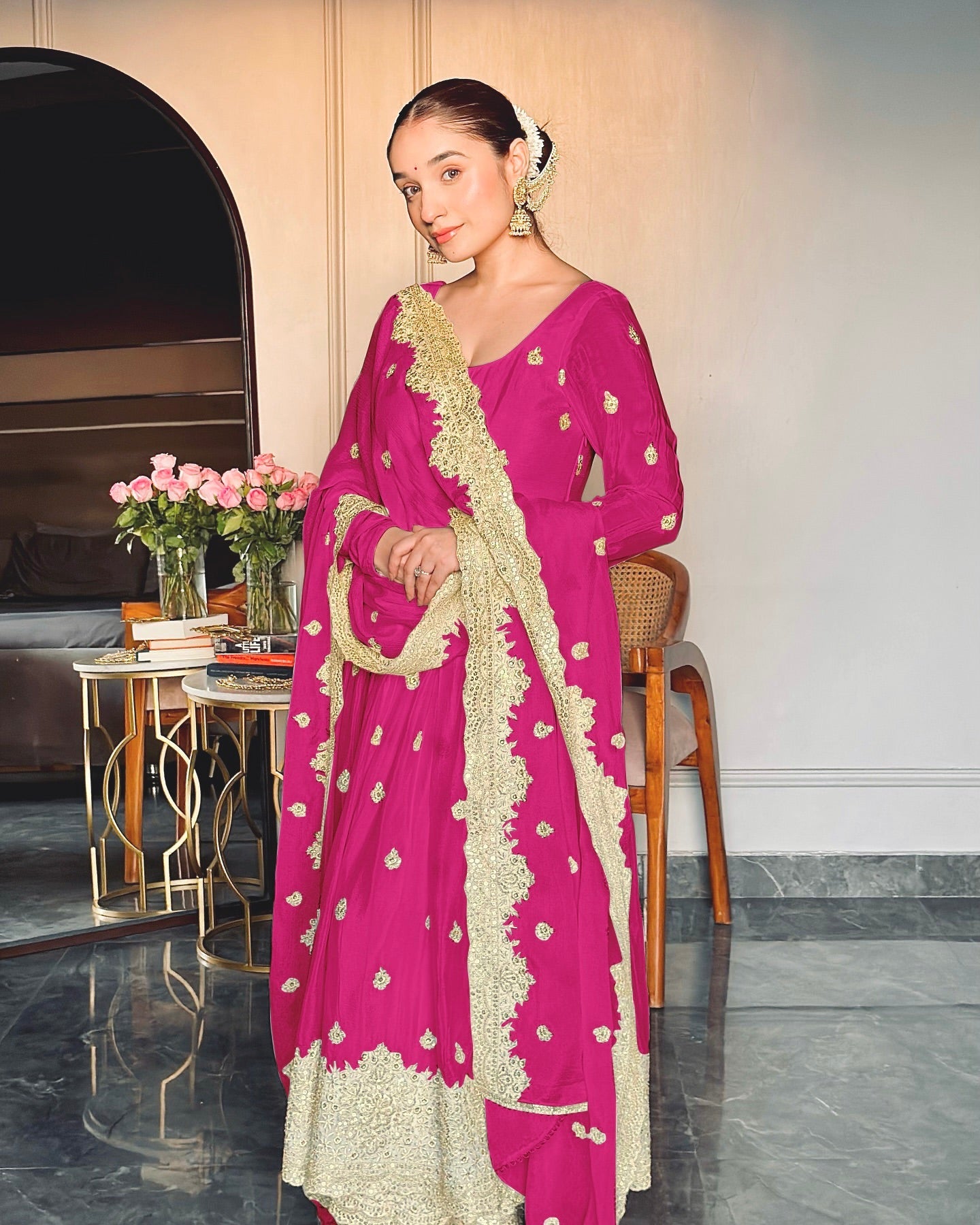 डिज़ाइनर पार्टी वियर गाउन - कढ़ाई सीक्वेंस वर्क के साथ पेंट और दुपट्टा