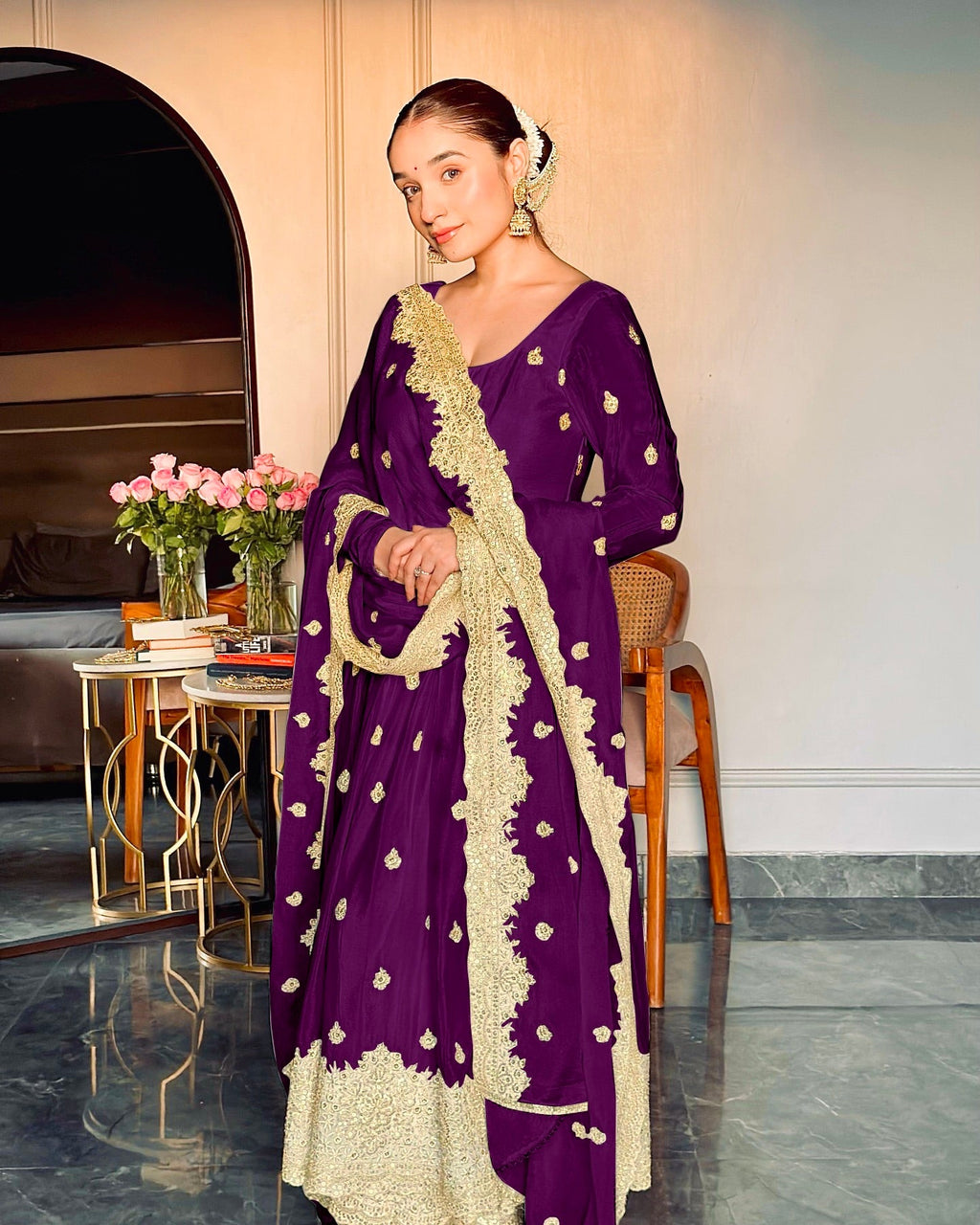 डिज़ाइनर पार्टी वियर गाउन - कढ़ाई सीक्वेंस वर्क के साथ पेंट और दुपट्टा