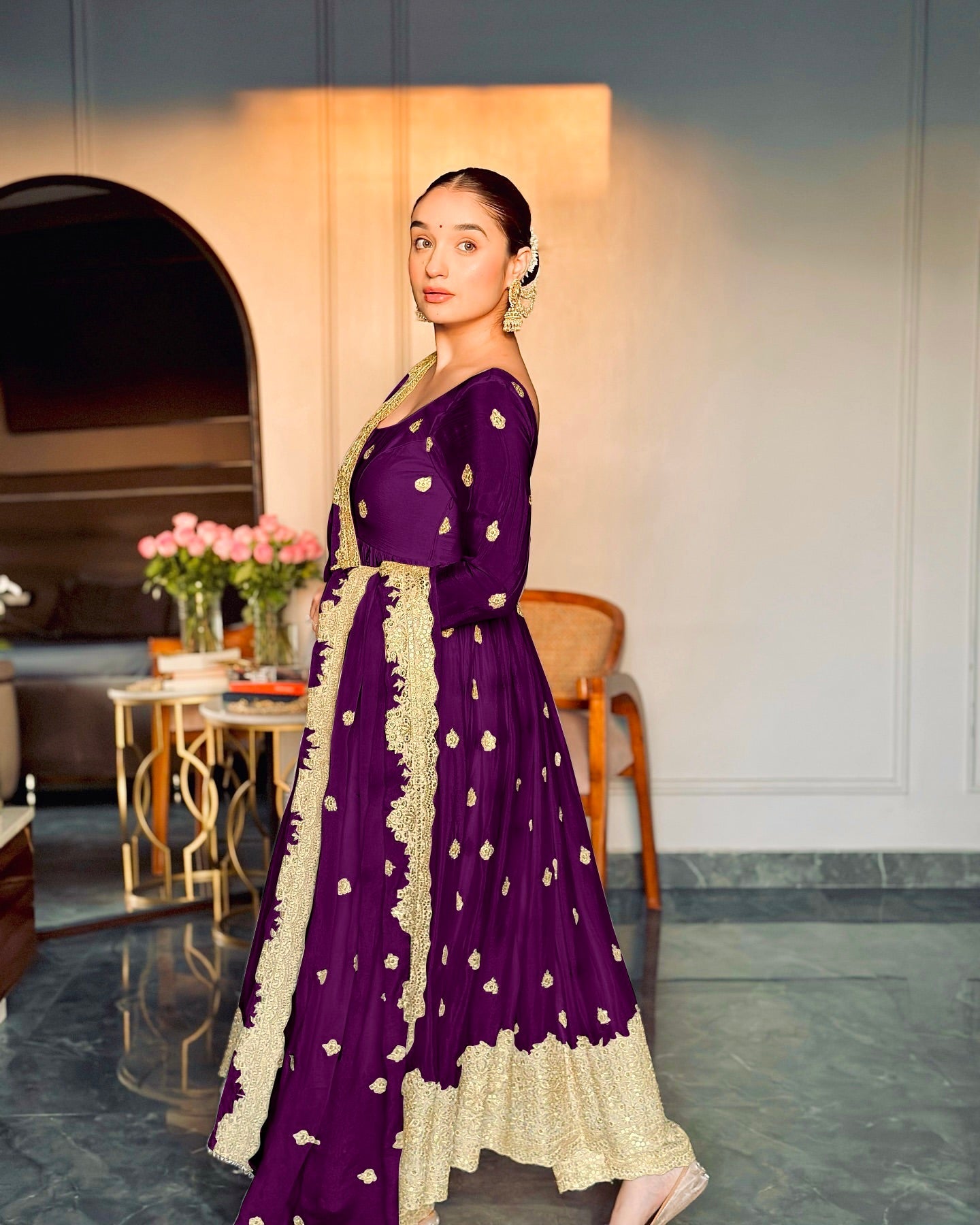 डिज़ाइनर पार्टी वियर गाउन - कढ़ाई सीक्वेंस वर्क के साथ पेंट और दुपट्टा