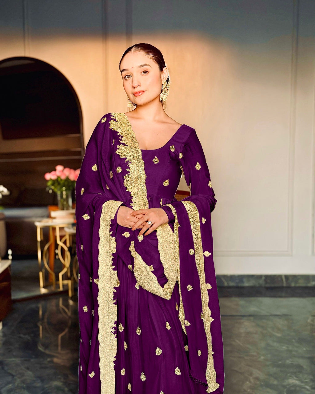 डिज़ाइनर पार्टी वियर गाउन - कढ़ाई सीक्वेंस वर्क के साथ पेंट और दुपट्टा