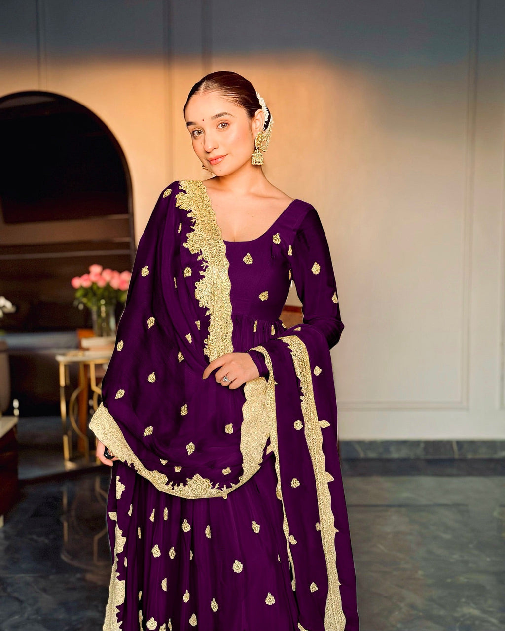 डिज़ाइनर पार्टी वियर गाउन - कढ़ाई सीक्वेंस वर्क के साथ पेंट और दुपट्टा