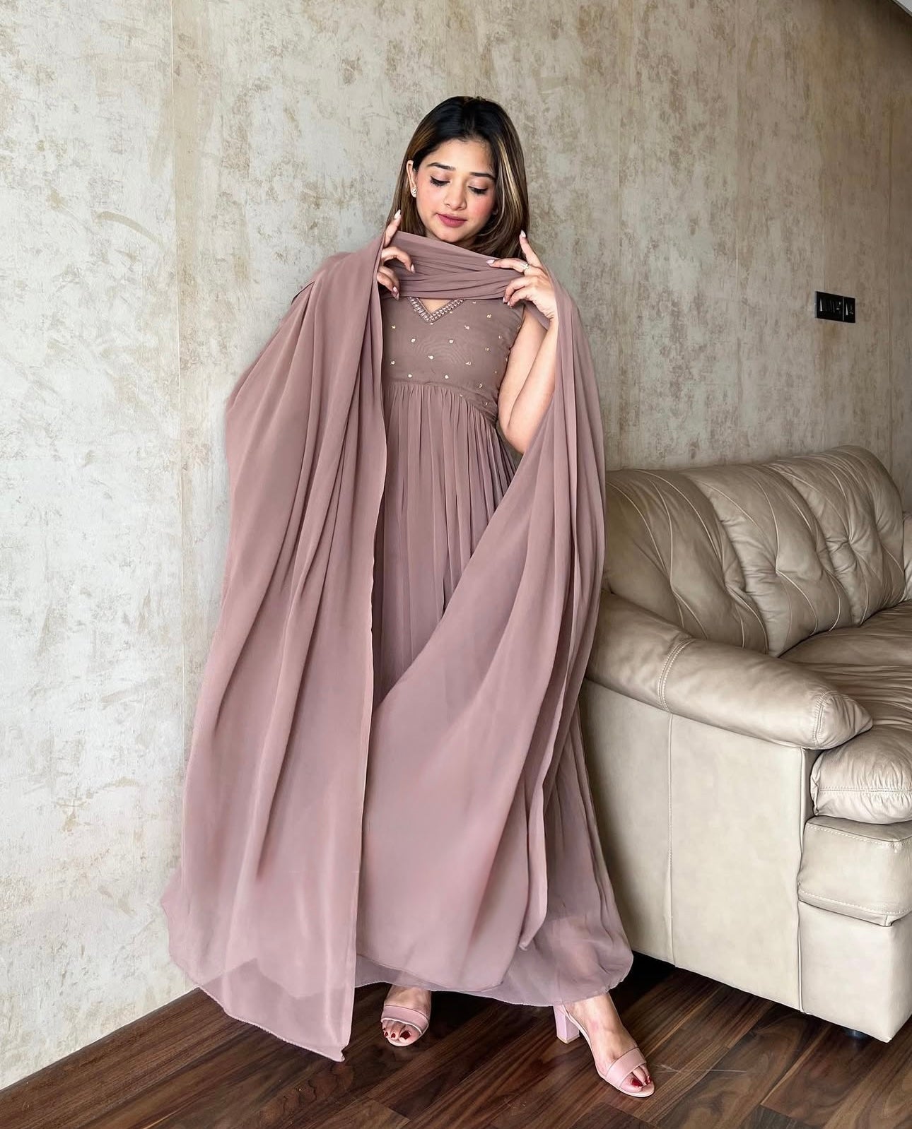 पार्टी वियर लुक गाउन, पेंट और दुपट्टा कढ़ाई सेक्विन वर्क के साथ