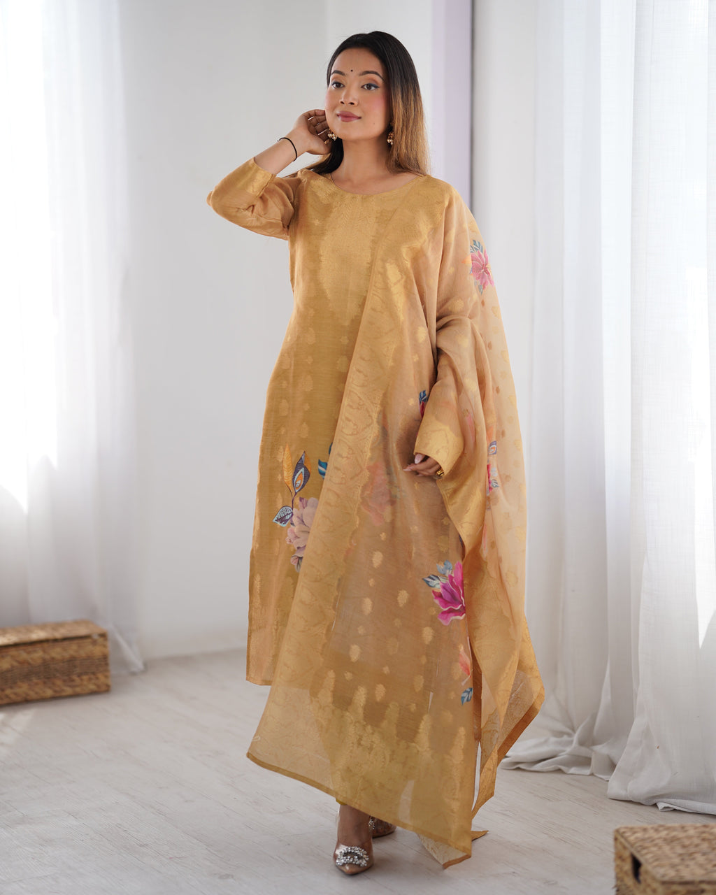 डिजिटल प्रिंट के साथ पार्टी वियर सुंदर सूट सेट