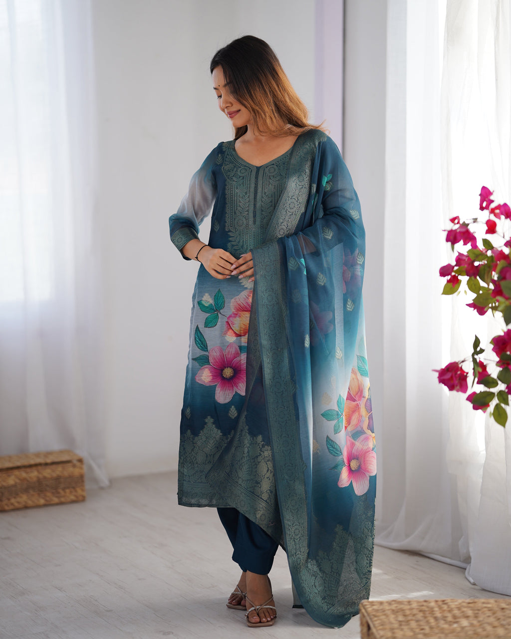 डिजिटल प्रिंट के साथ पार्टी वियर सुंदर सूट सेट