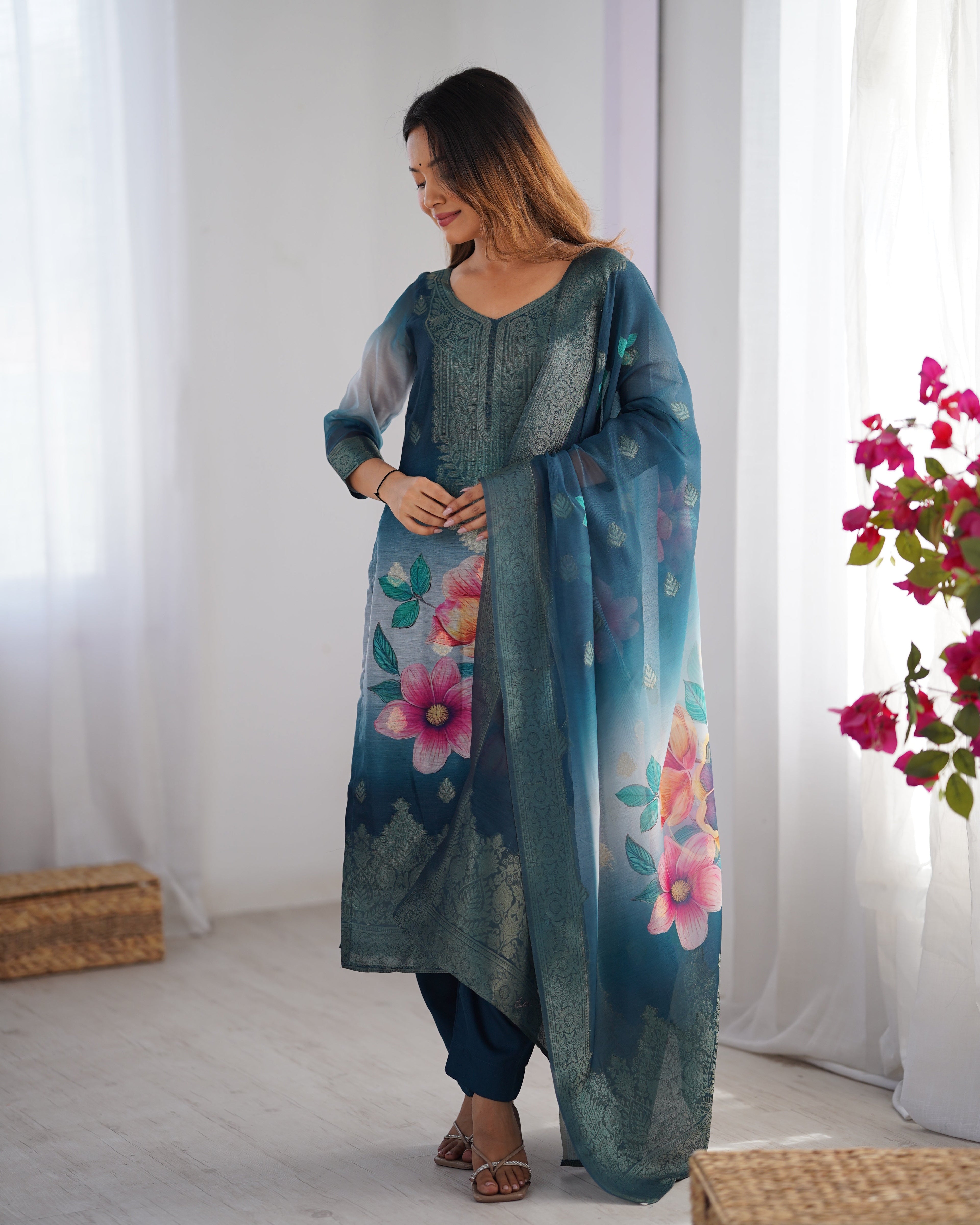 डिजिटल प्रिंट के साथ पार्टी वियर सुंदर सूट सेट