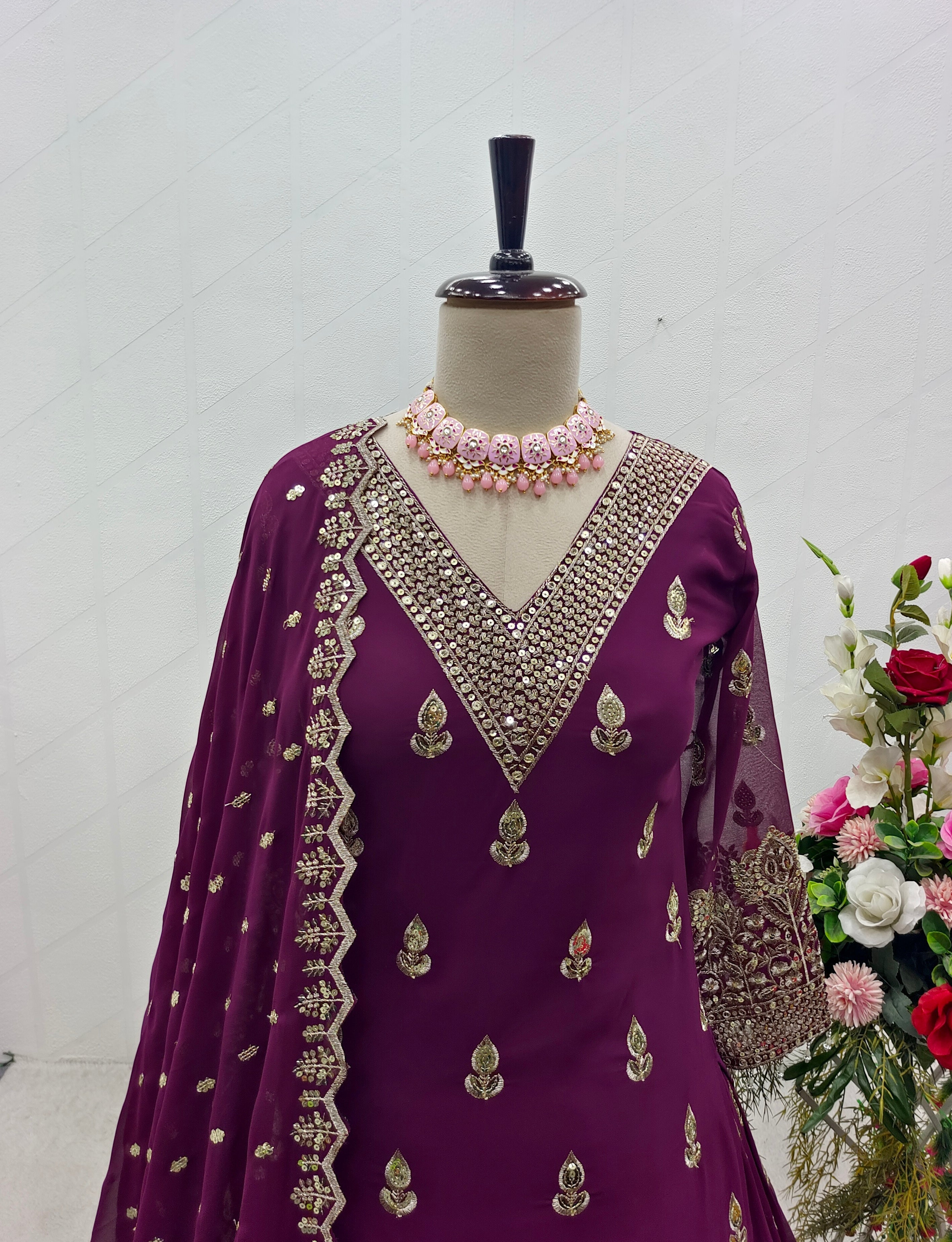 डिज़ाइनर पार्टी वियर टॉप-लहंगा दुपट्टा सेट के साथ