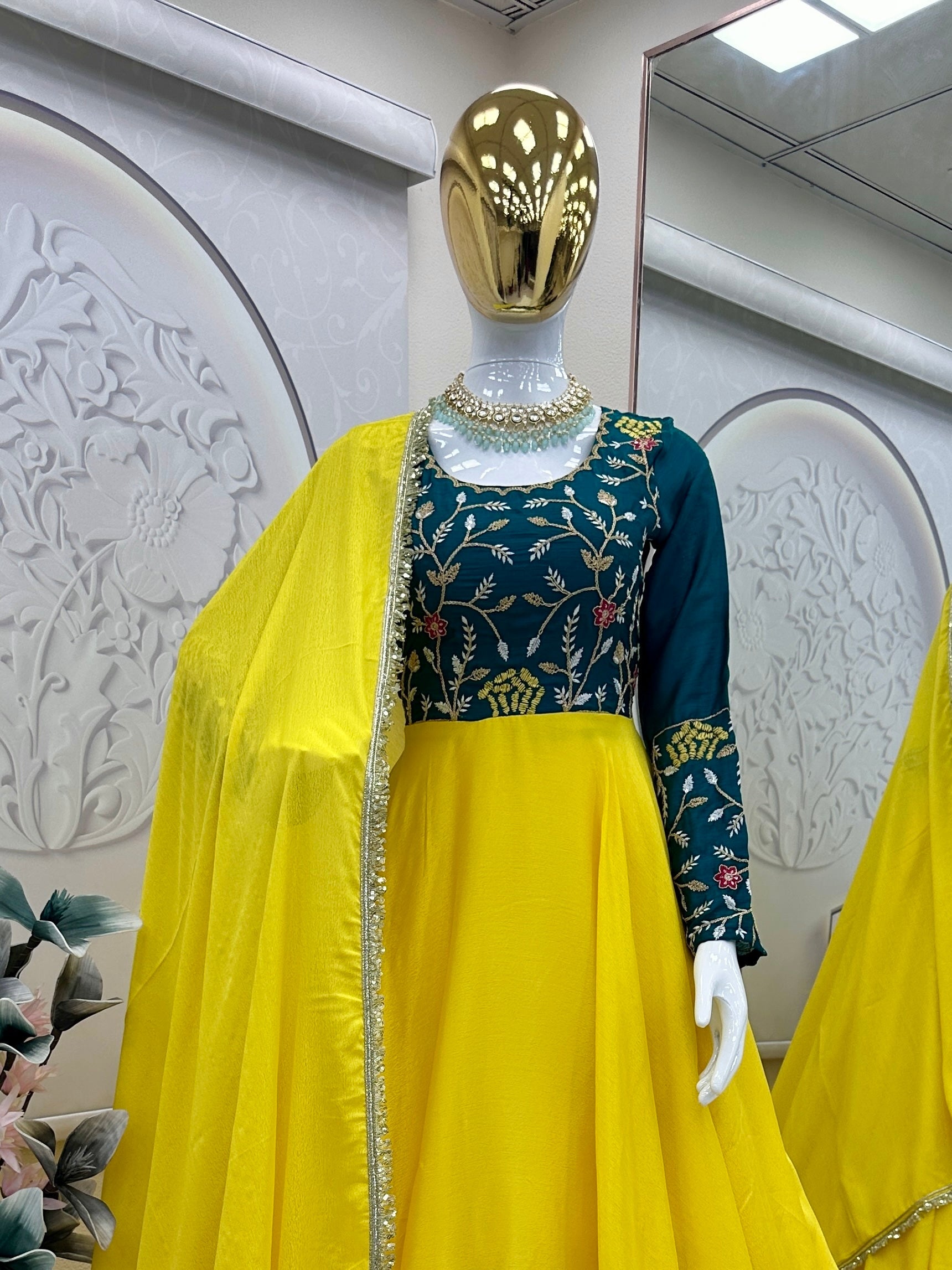 डिज़ाइनर पार्टी वियर अनारकली गाउन, पैंट और दुपट्टा