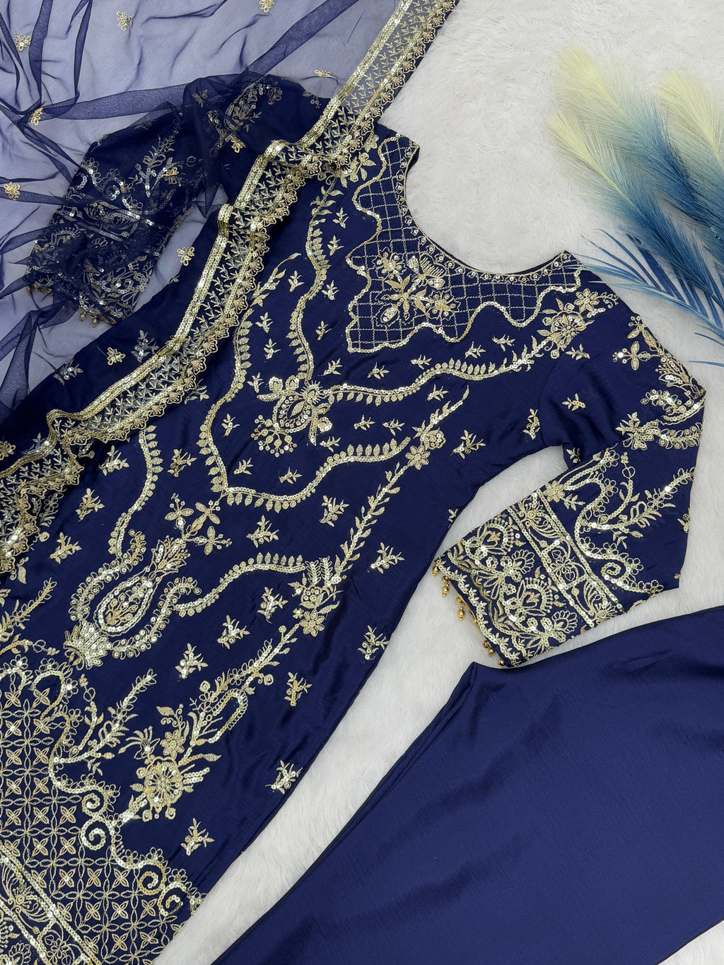 कढ़ाई और सीक्वेंस वर्क वाला पार्टी वियर सूट सेट