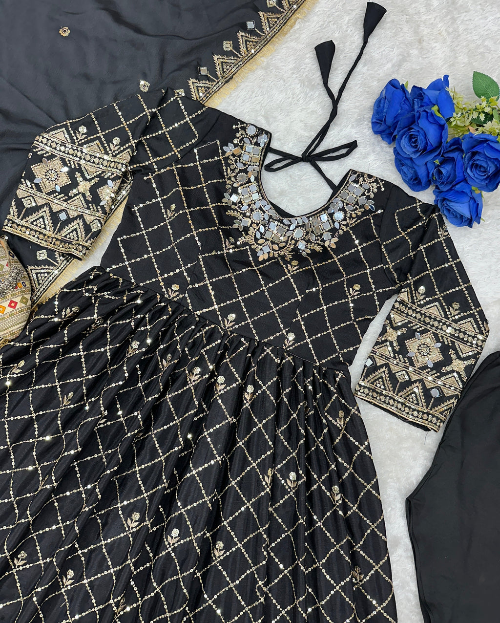 दुपट्टे और पेंट के साथ डिज़ाइनर पार्टी वियर लुक गाउन