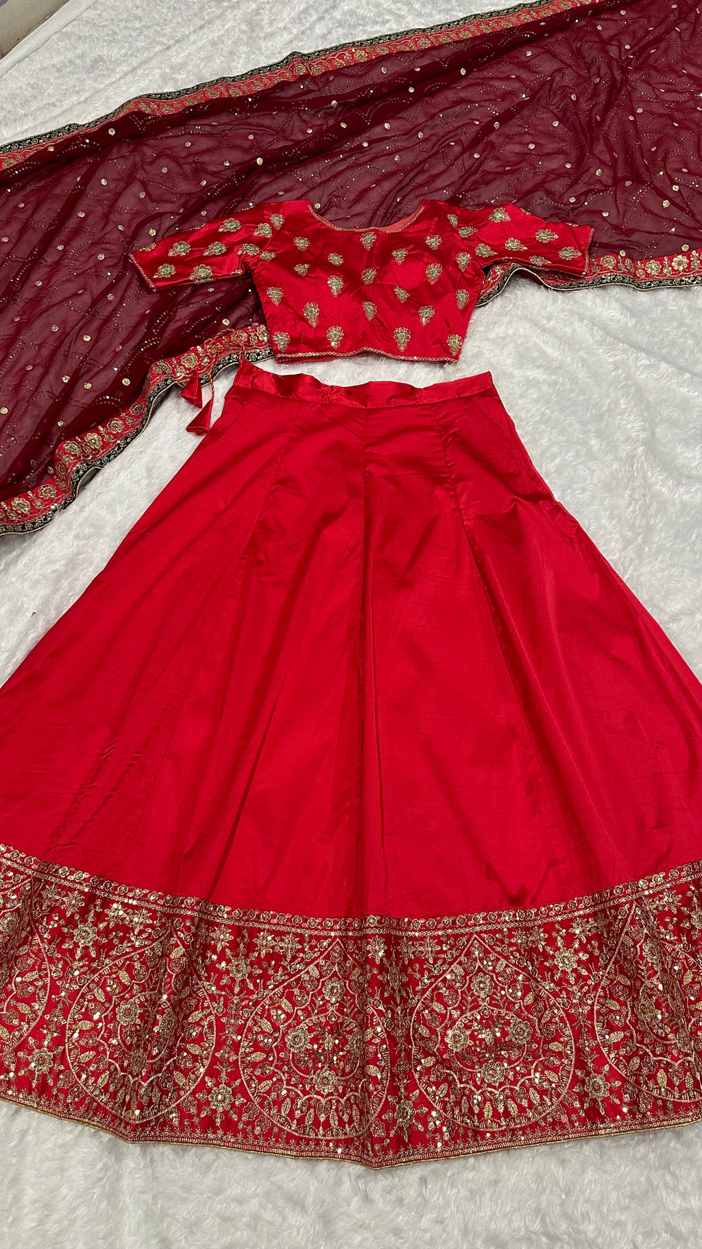 ज़री और सीक्वेंस वर्क के साथ पार्टी वियर लहंगा चोली