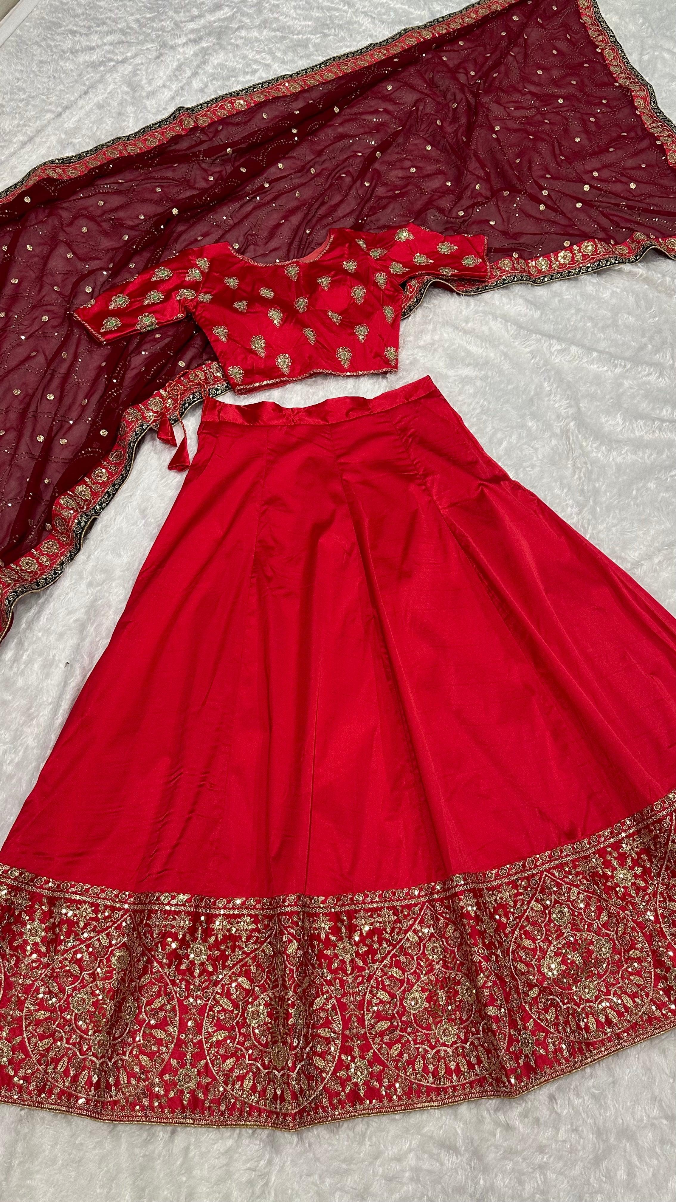 ज़री और सीक्वेंस वर्क के साथ पार्टी वियर लहंगा चोली