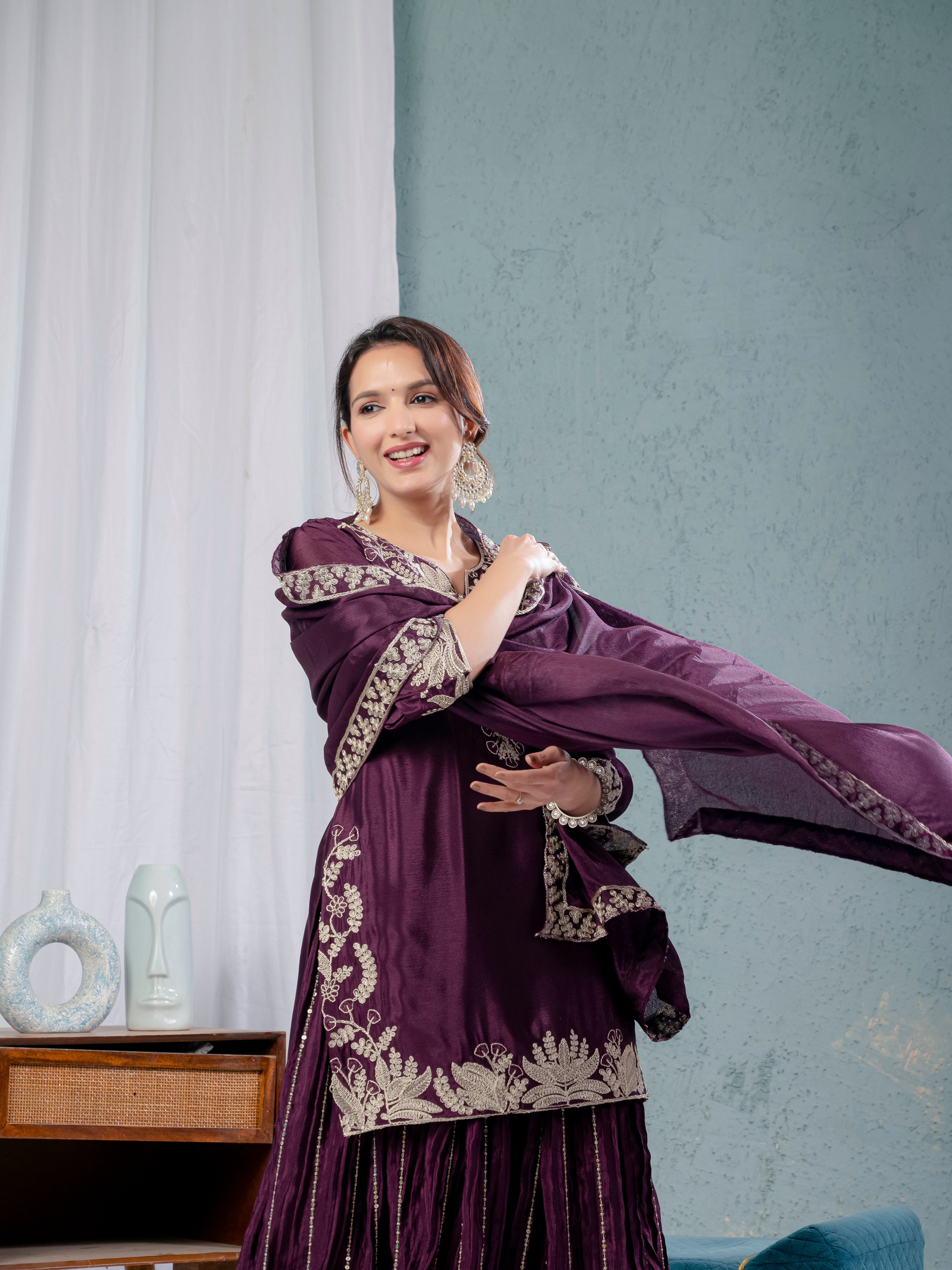 कढ़ाई कोडिंग अनुक्रम कार्य के साथ डिजाइनर सूट सेट