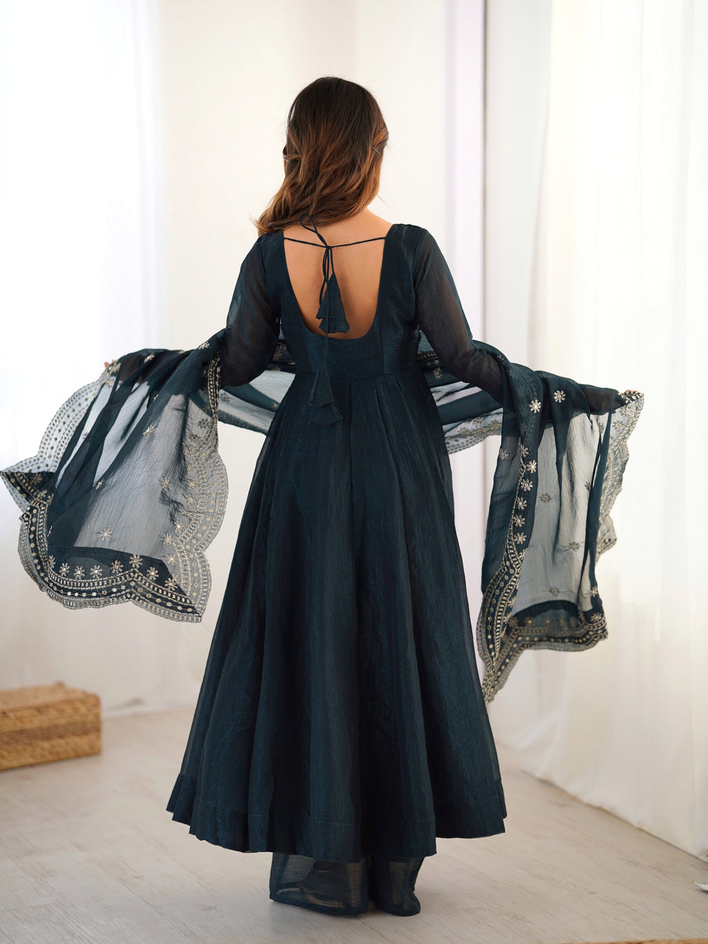 डिज़ाइनर पार्टी वियर लुक गाउन-दुपट्टा कढ़ाई सीक्वेंस वर्क के साथ