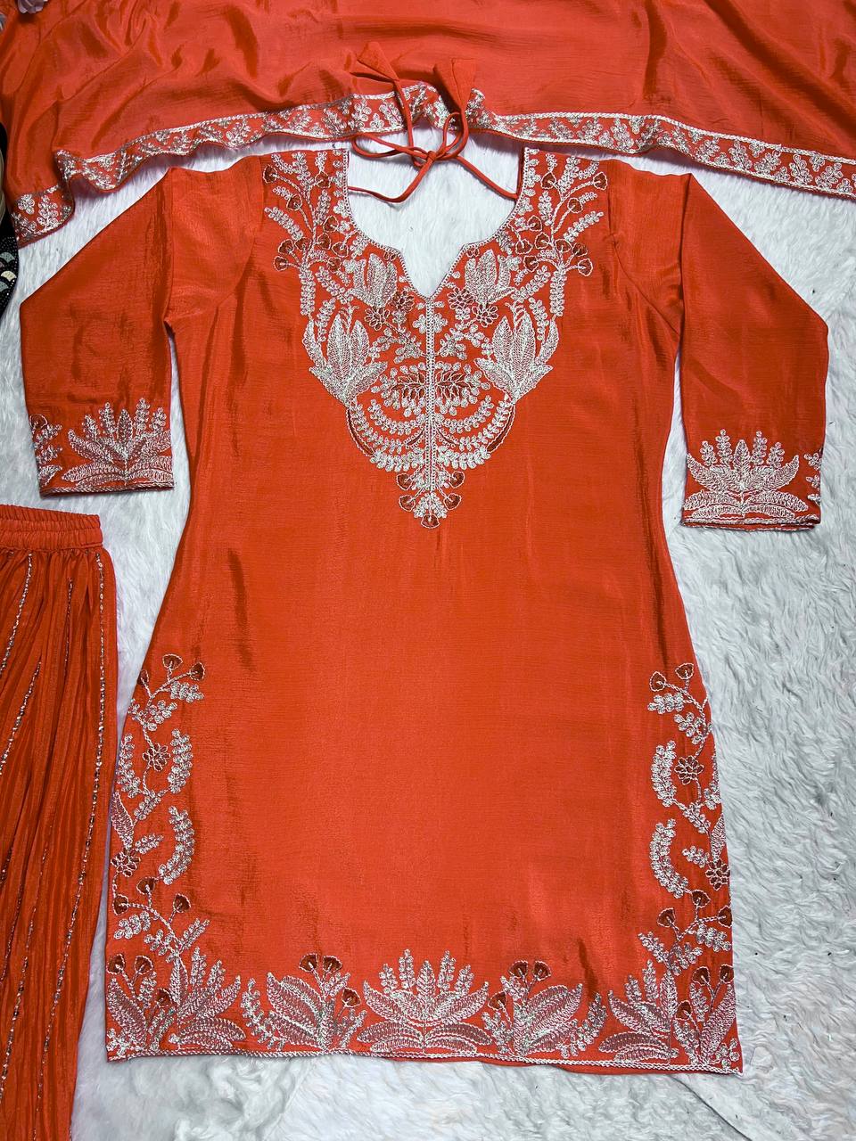 कढ़ाई कोडिंग अनुक्रम कार्य के साथ डिजाइनर सूट सेट