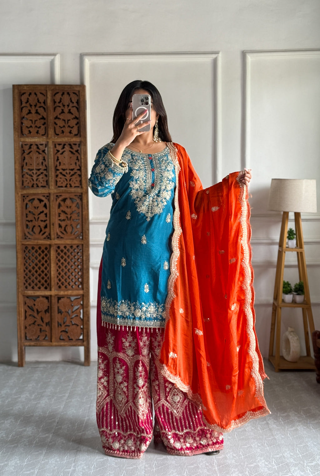 मल्टी नीडल एम्ब्रॉयडरी वर्क के साथ पार्टी वियर डिज़ाइनर सूट सेट