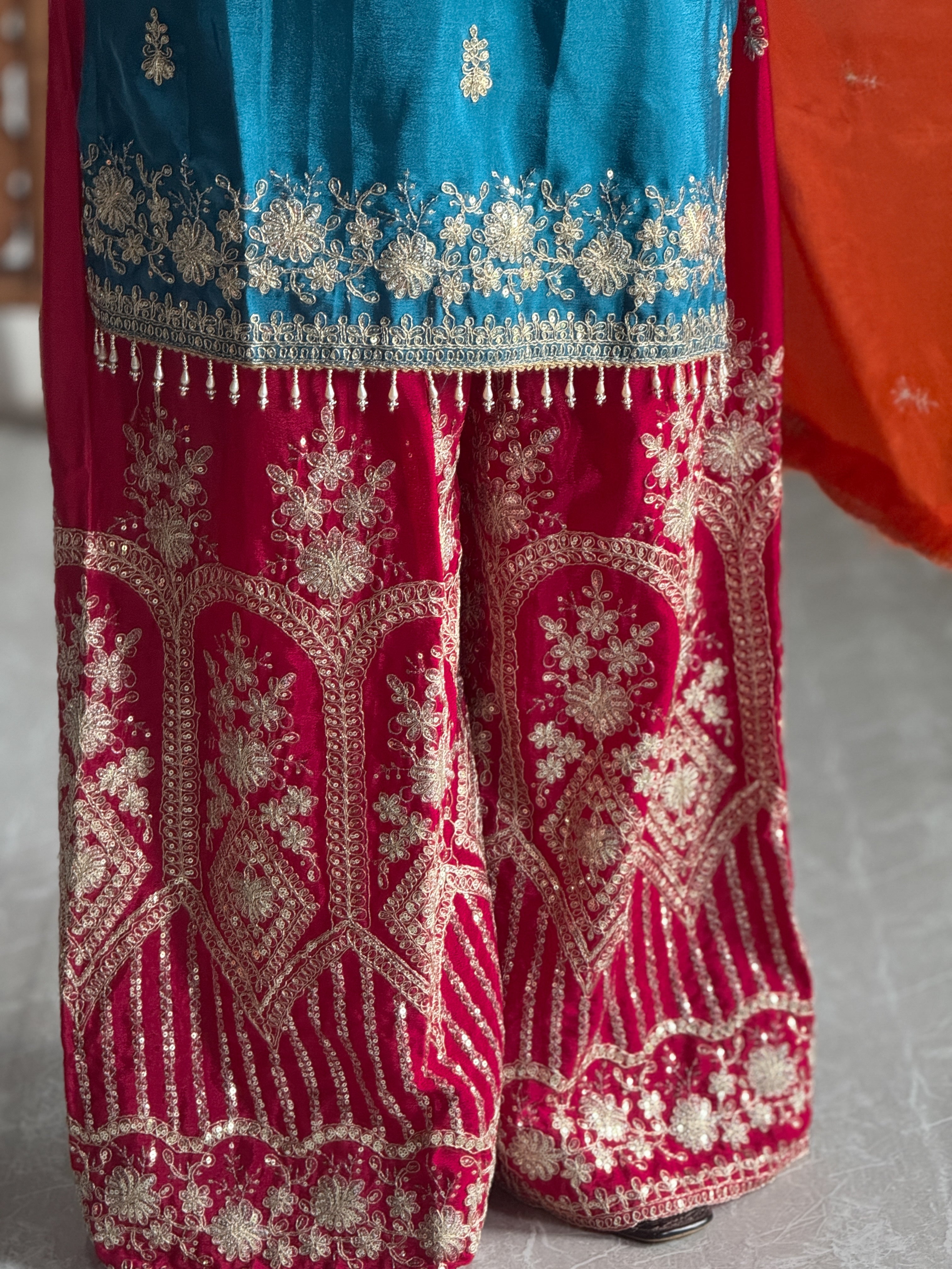 मल्टी नीडल एम्ब्रॉयडरी वर्क के साथ पार्टी वियर डिज़ाइनर सूट सेट