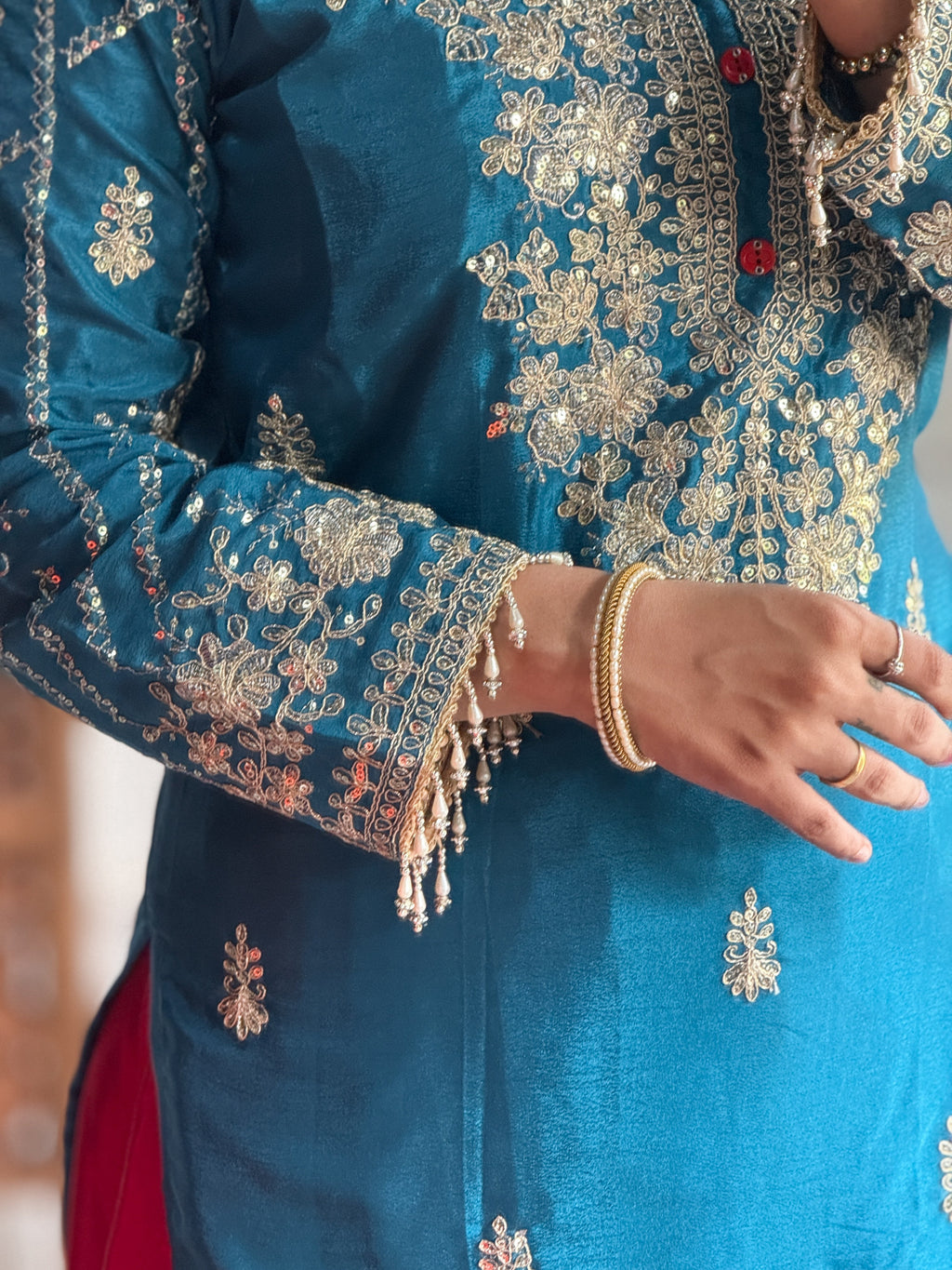 मल्टी नीडल एम्ब्रॉयडरी वर्क के साथ पार्टी वियर डिज़ाइनर सूट सेट