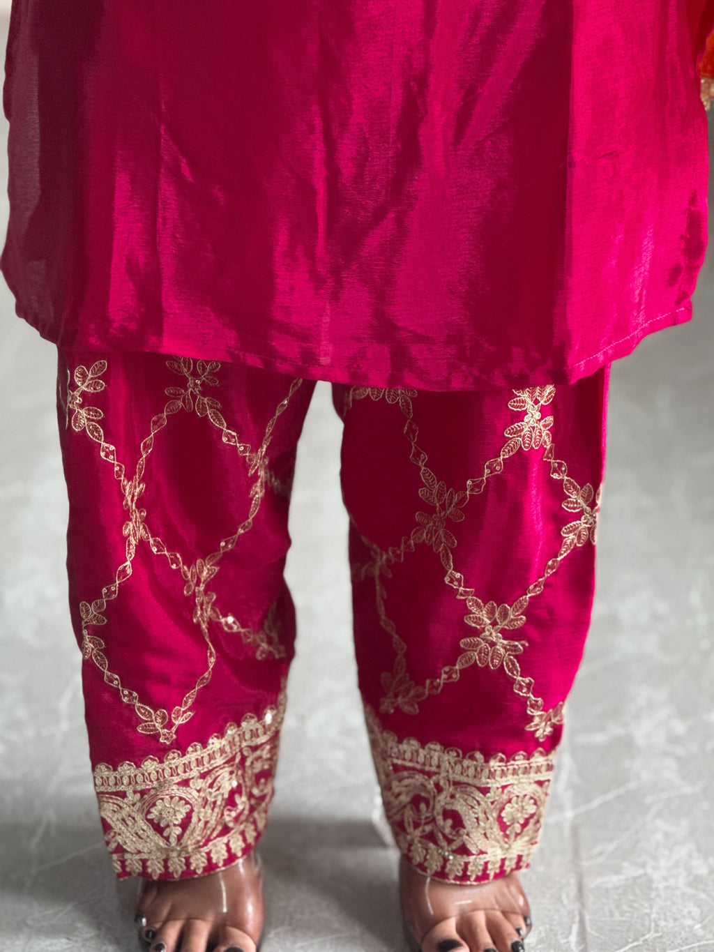 पार्टी वियर डिज़ाइनर टॉप और बॉटम सुंदर दुपट्टे के साथ