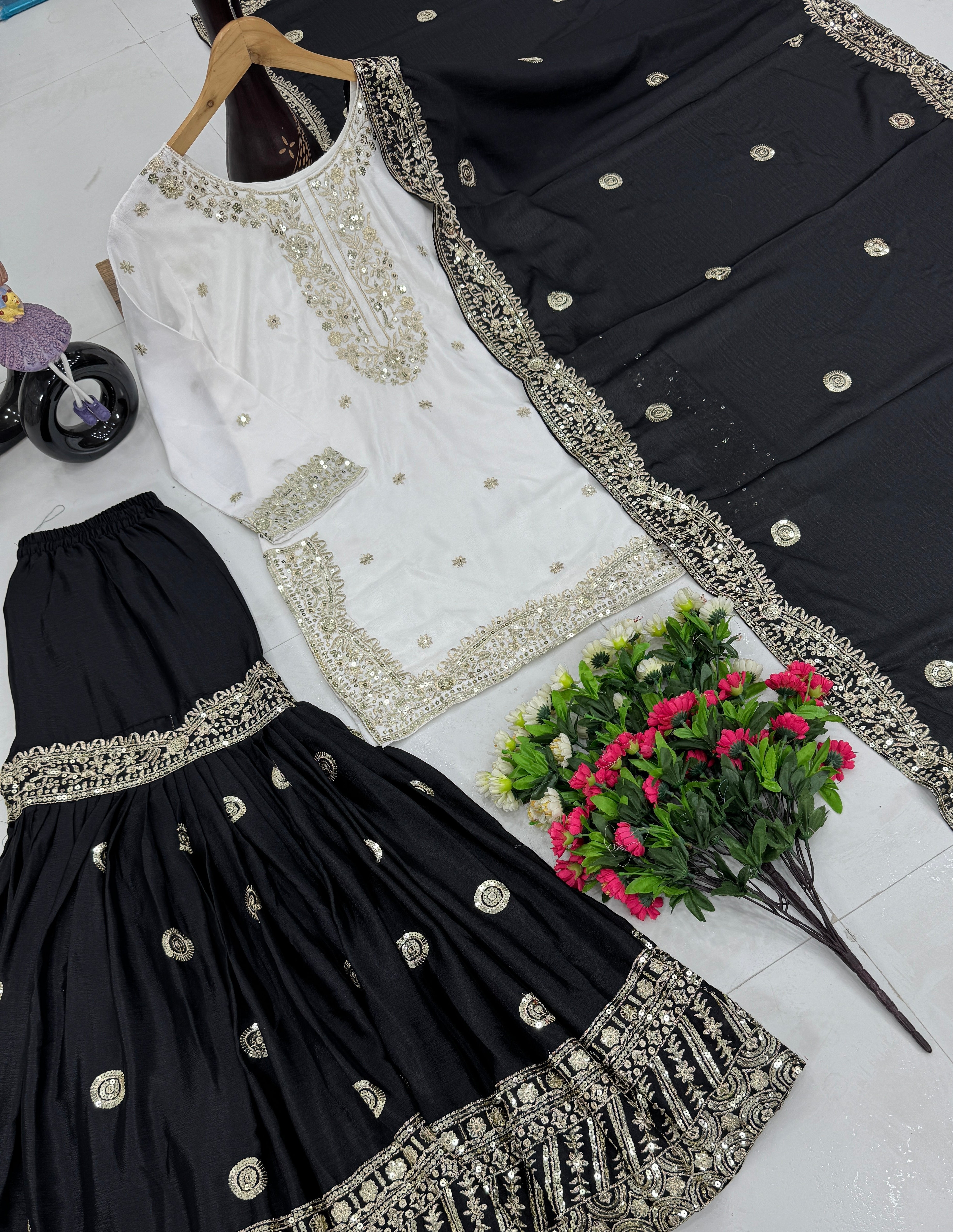 पार्टी वियर खूबसूरत टॉप शरारा और दुपट्टे के साथ