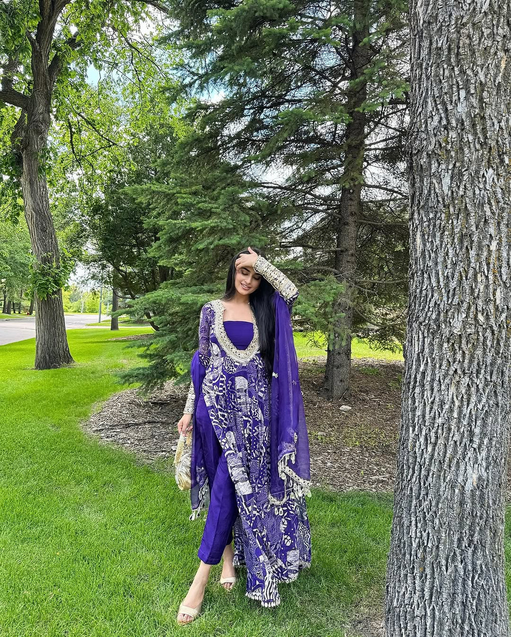 डिज़ाइनर पार्टी वियर सूट सेट कढ़ाई कोडिंग, सेक्विन और असली मिरर वर्क के साथ